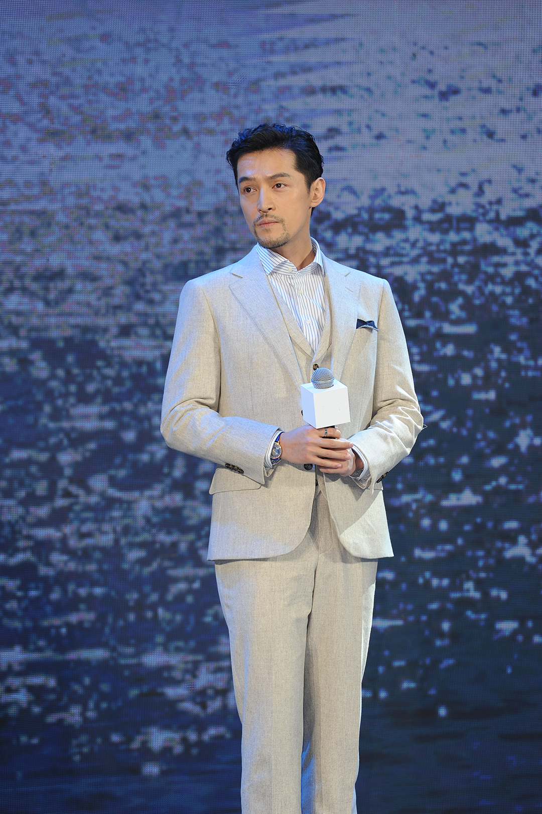 胡歌被传与薛佳凝结婚后首现身,西装笔挺蓄小胡子男人味十足