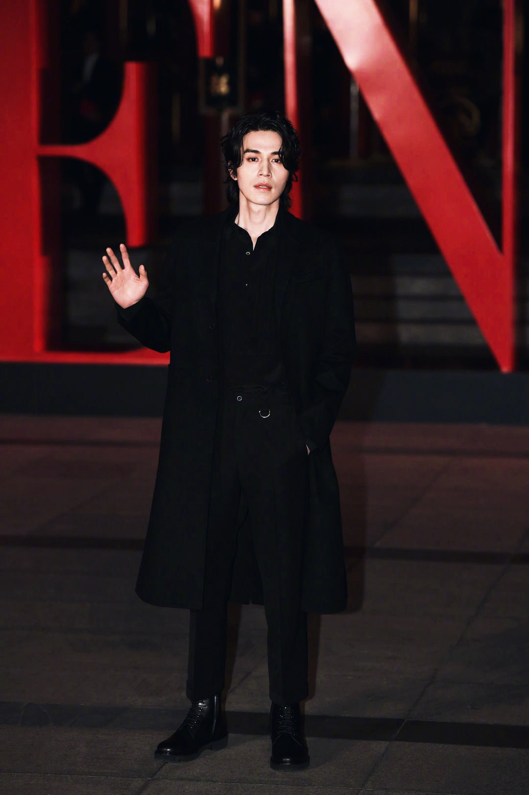 8 李栋旭 x  valentino黑色风衣全黑look啊,欲系男神,今天的地狱使者