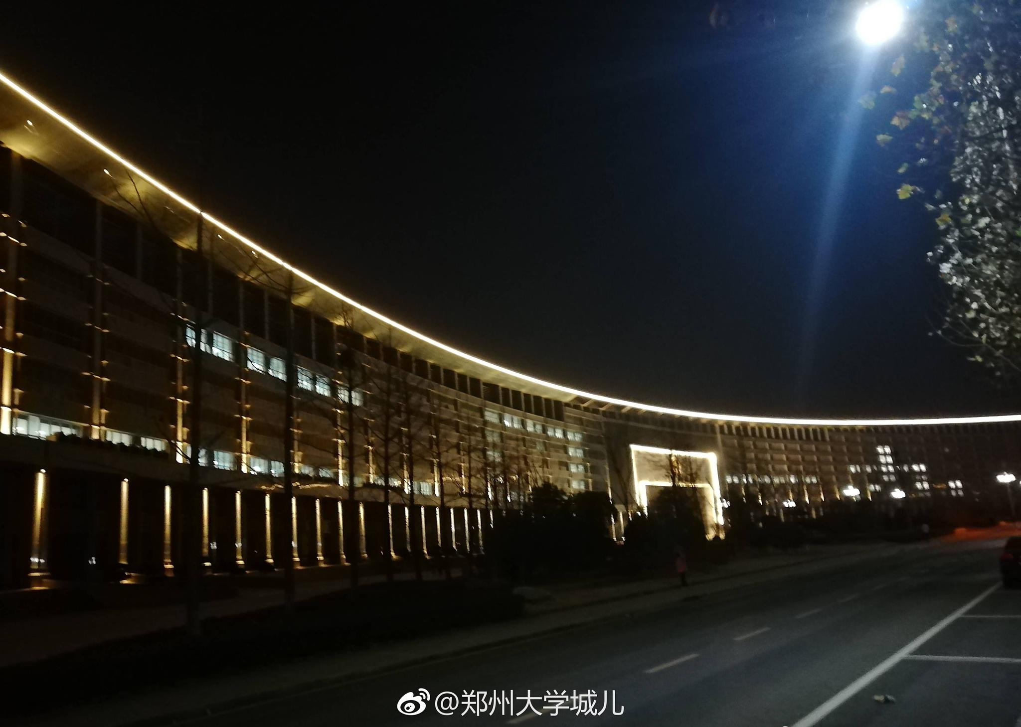 疯狂打call河南中医药大学亚洲最长连体教学长楼连续7年跨年亮灯
