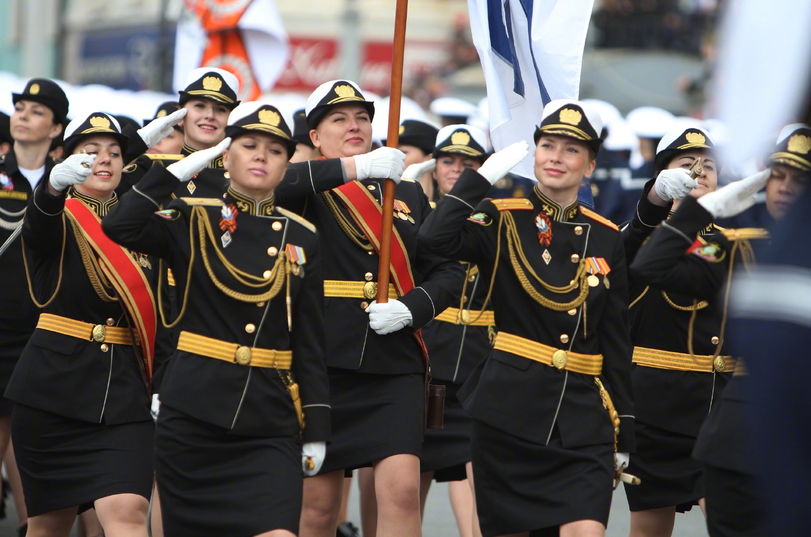 乌克兰女兵穿高跟鞋为阅兵练正步 男国防部长被送高跟鞋抗议_凤凰网