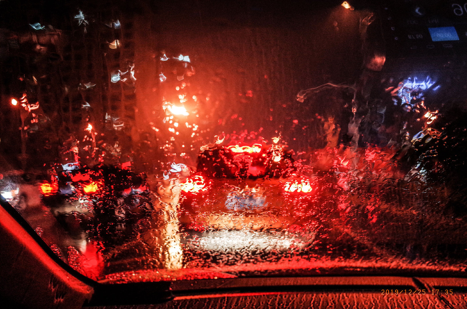 下雨等红绿灯关掉雨刮器窗外的世界很有趣