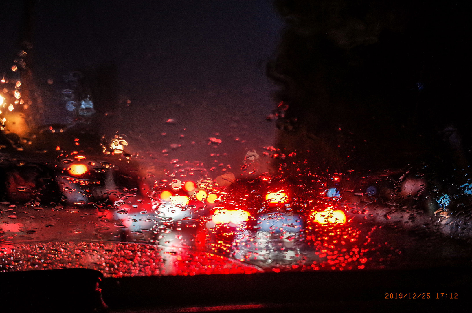 下雨等红绿灯关掉雨刮器窗外的世界很有趣