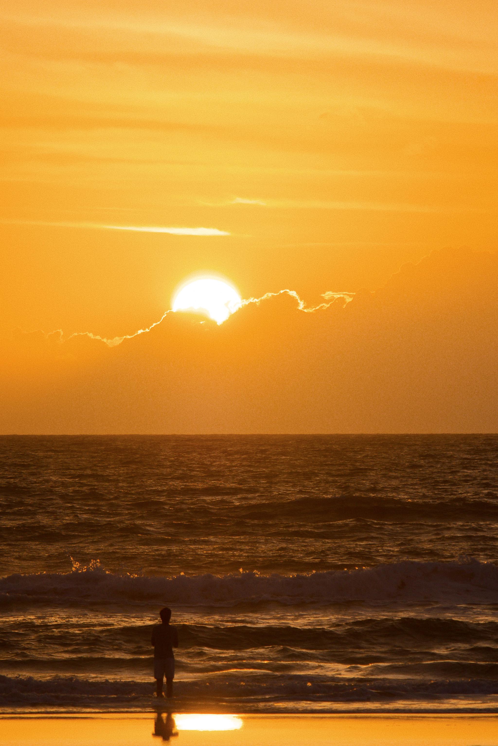 早上六点半,德通纳海滩(daytona beach)上还只有三两人在散步,我们站