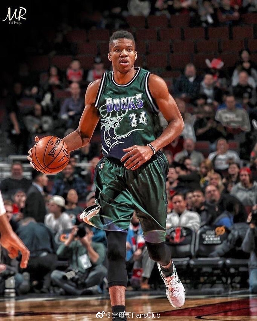 身着雄鹿复古球衣的字母哥～话说复古球衣元素真的很原始