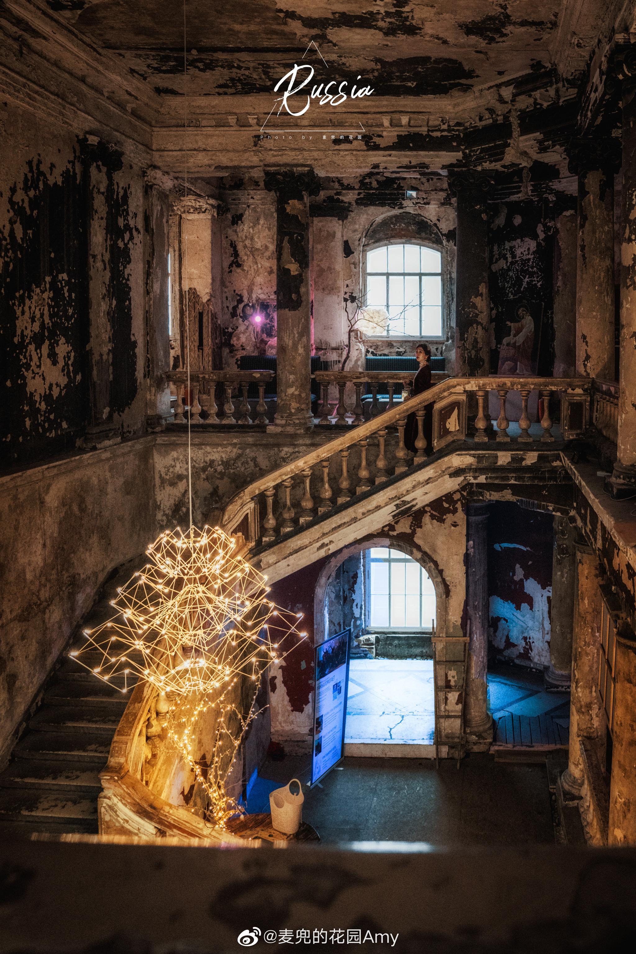 暗黑童话里的古堡99古堡里一片荒芜 长满杂草的泥