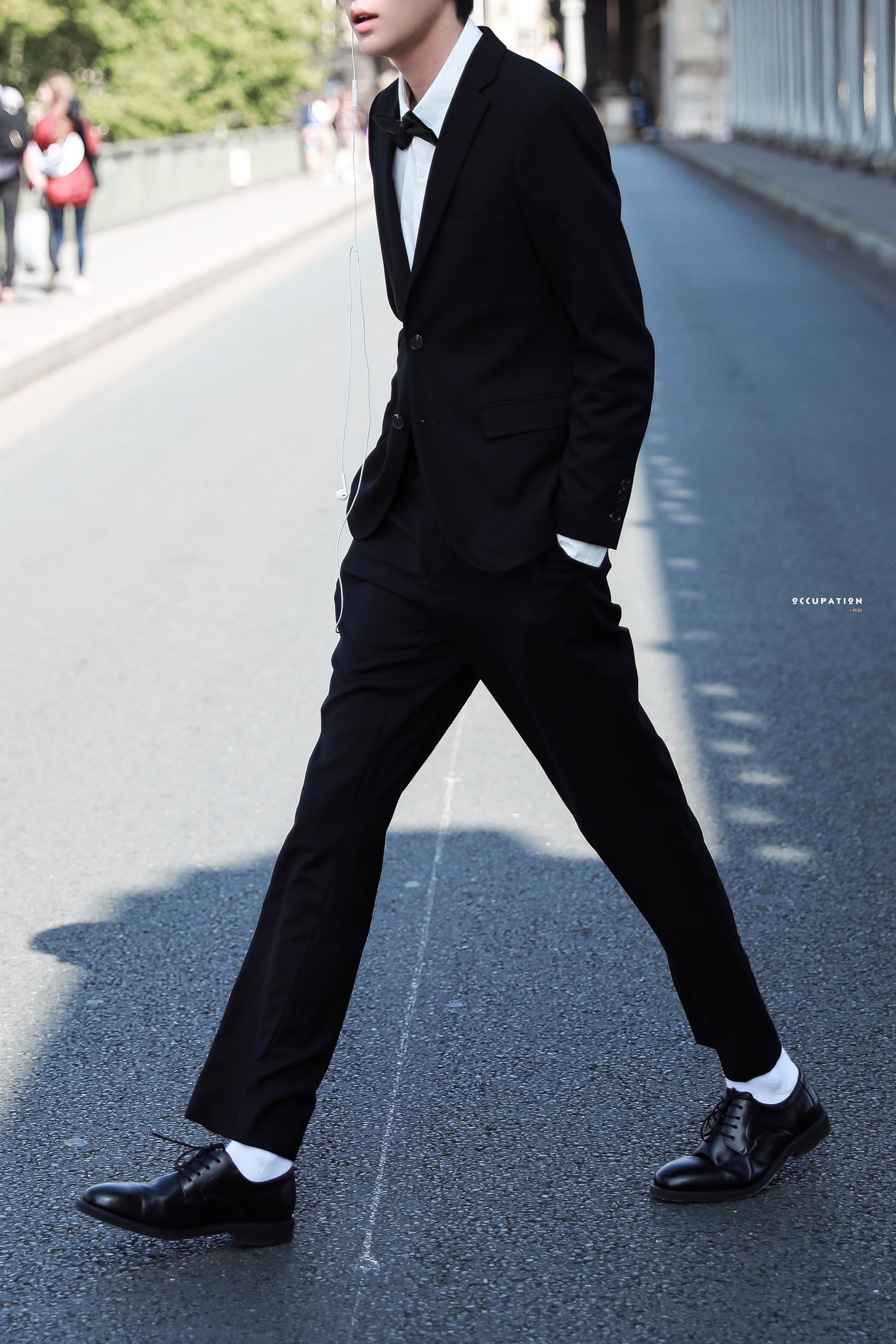 毕雯珺黑色西装一身黑色西装 白衬衫的总裁珺,满屏都装不下的大长腿