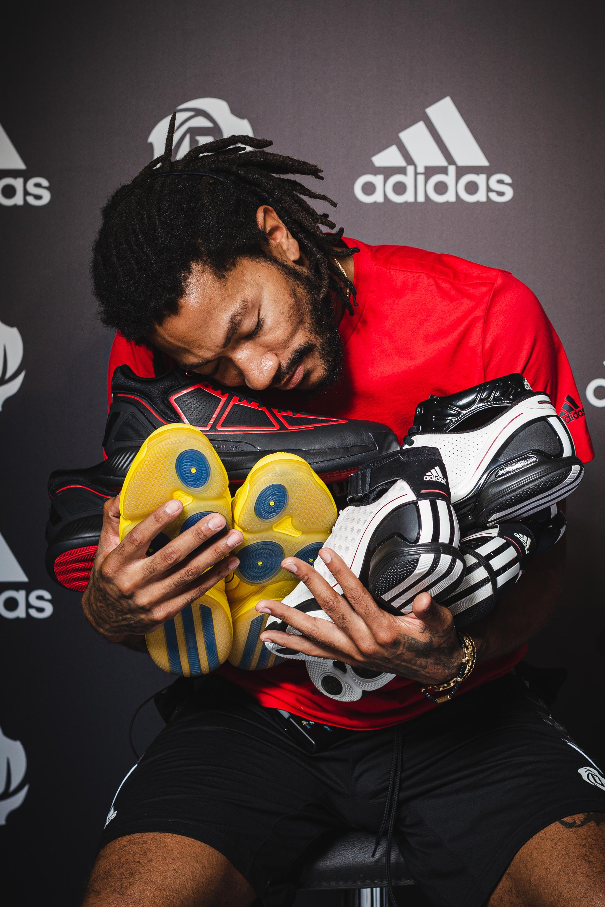 德里克罗斯derrick_rose一年了,再次给他拍照,他还是会跟你示意,缓屯