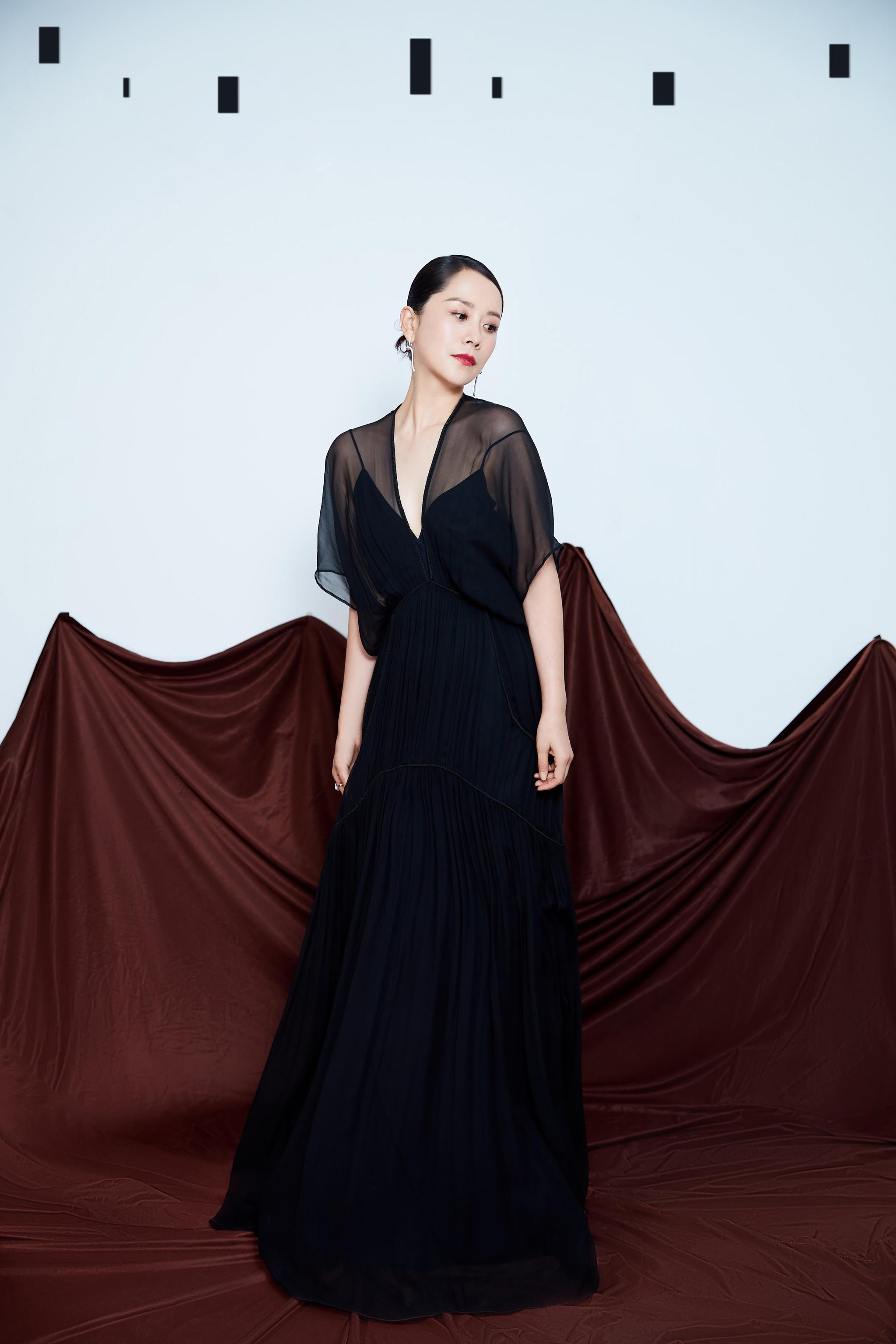 海清 一袭alberta ferretti 2020早春黑色裸背长裙出席