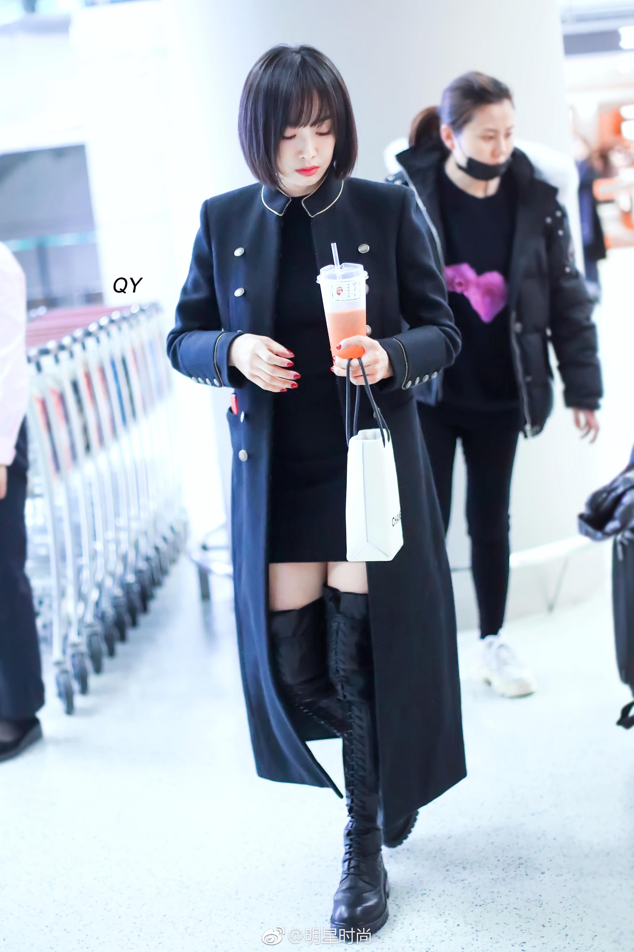 12月6日,宋茜现身上海机场,她身穿修身黑色风衣搭配过膝长靴
