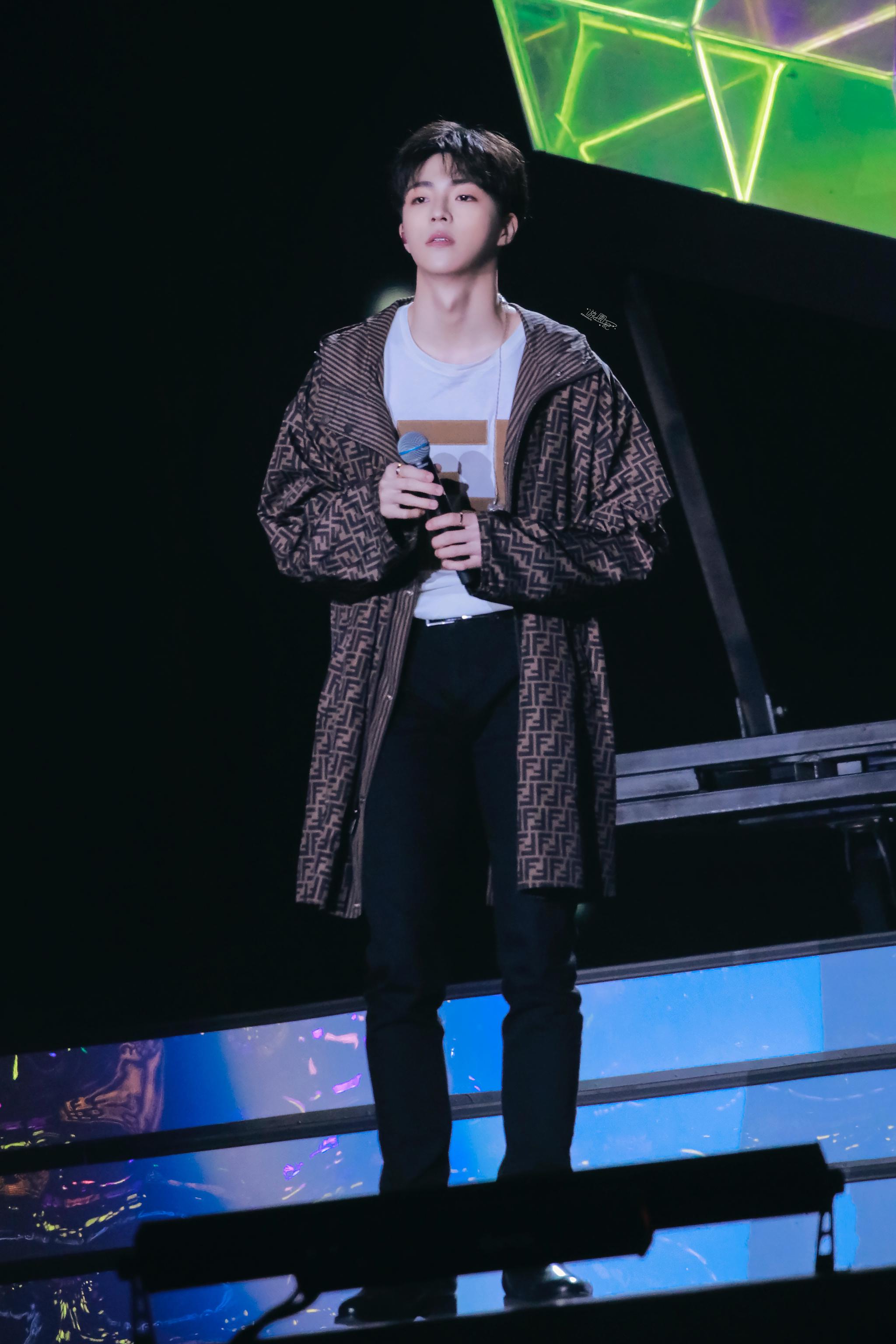 陈立农浙江跨年演唱会饭拍图:"一半是你 一半是浓