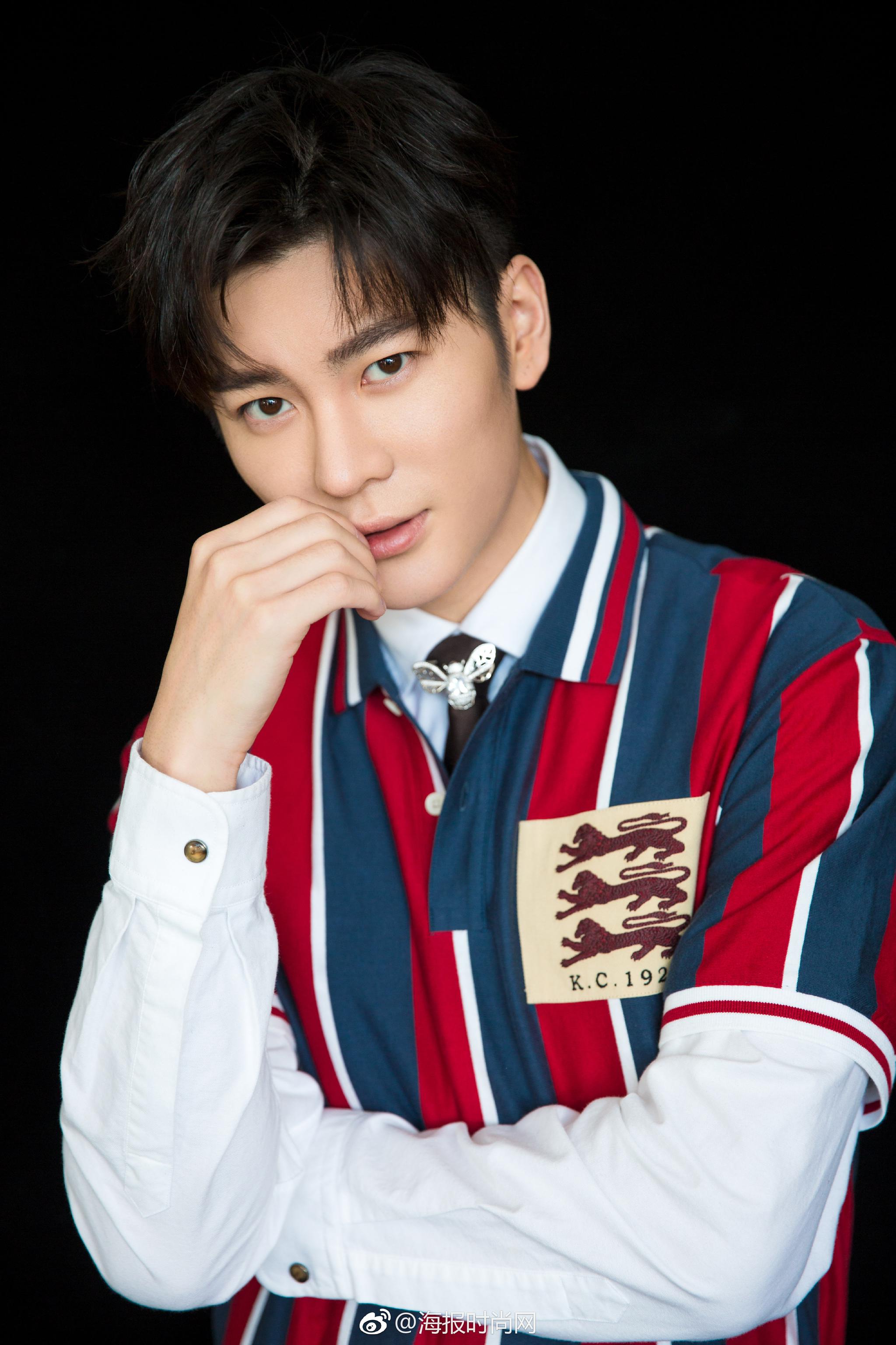 今晚一身学院风造型亮相