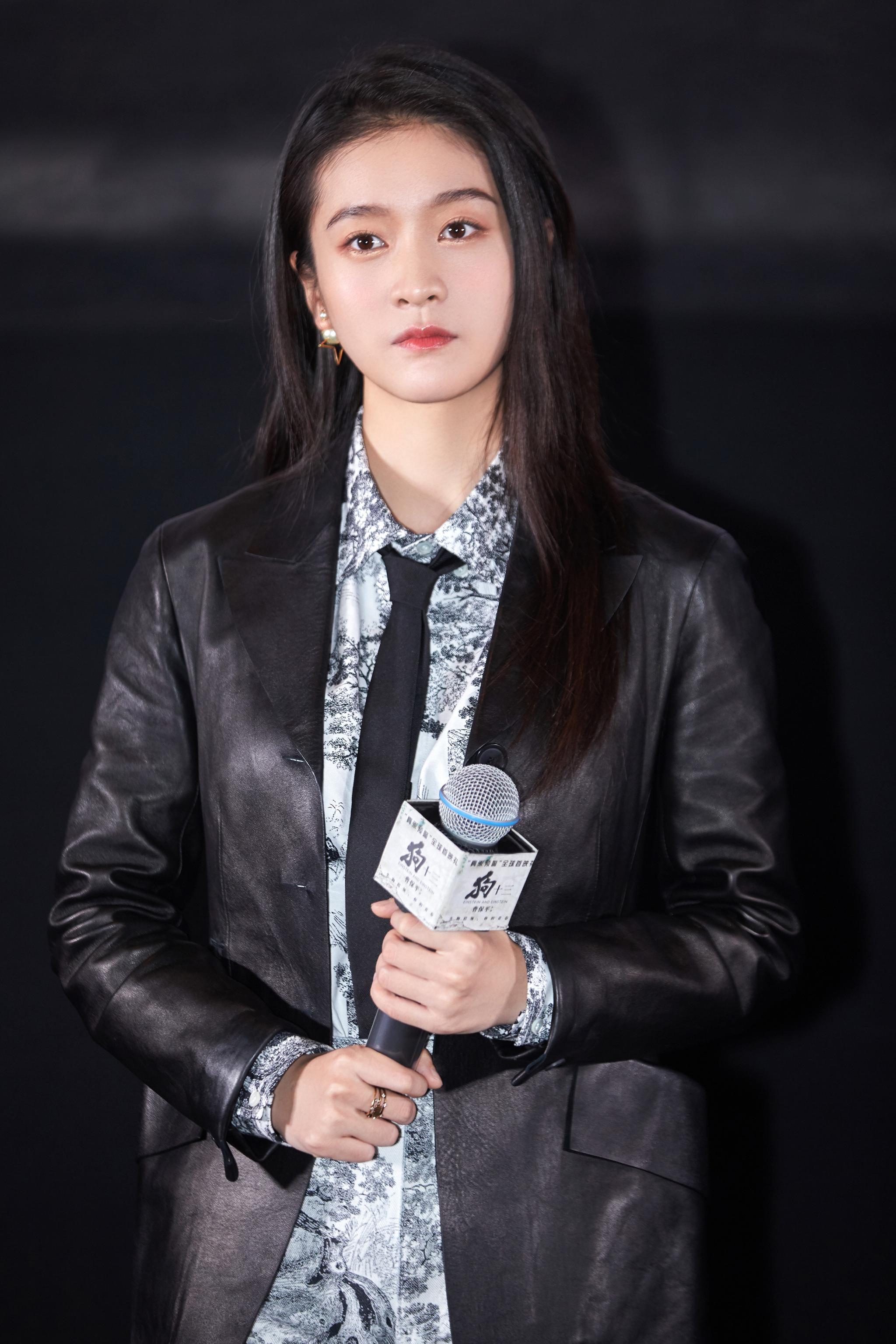 演员@张雪迎sophie 帅气有型的夹克映衬印花衬衫,兼具潇洒率性气息