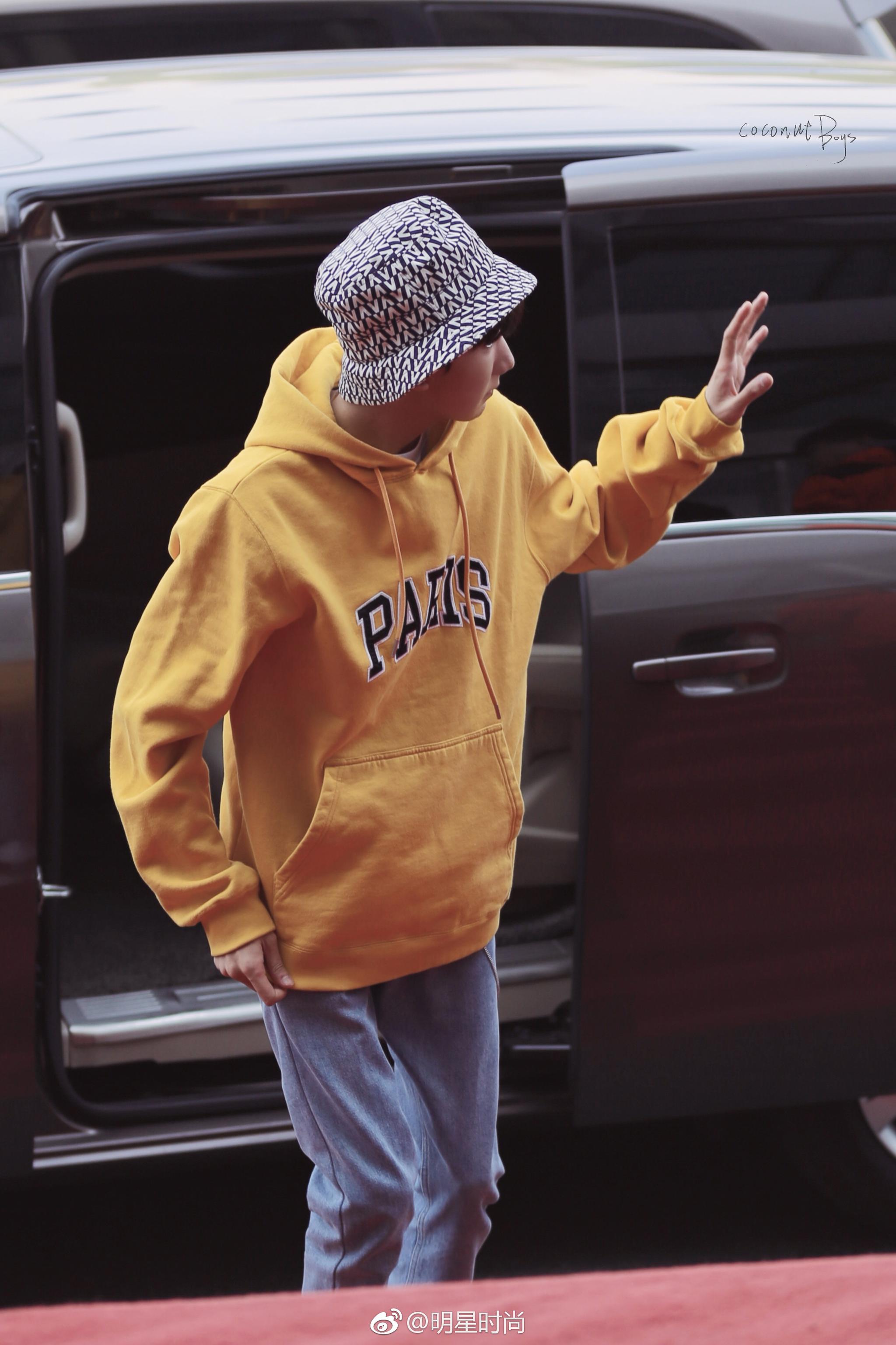 柠檬boy王源一身休闲装亮相,柠檬黄色卫衣搭配蓝色渔夫帽阳光帅气