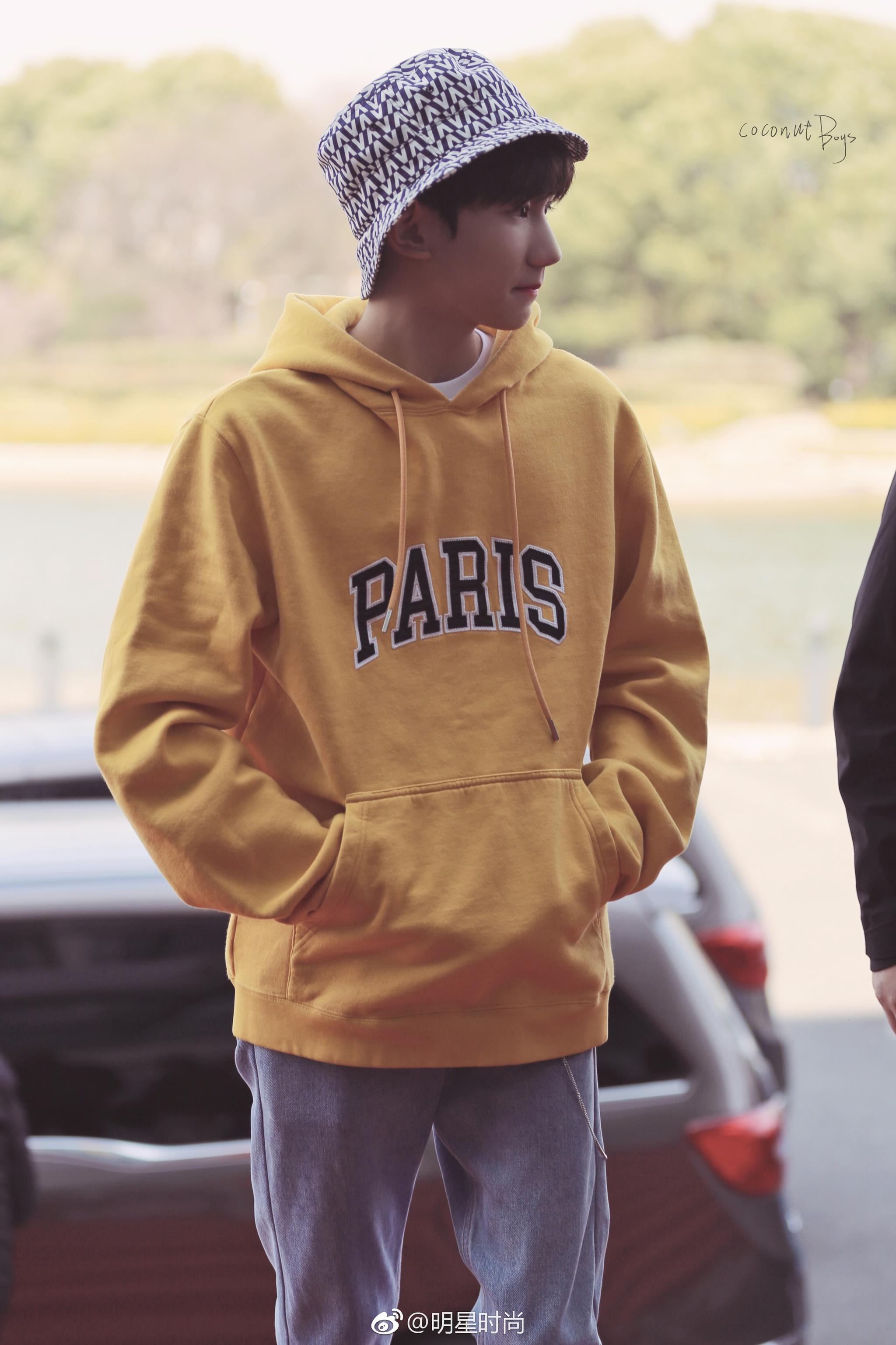 柠檬boy王源一身休闲装亮相,柠檬黄色卫衣搭配蓝色渔夫帽阳光帅气