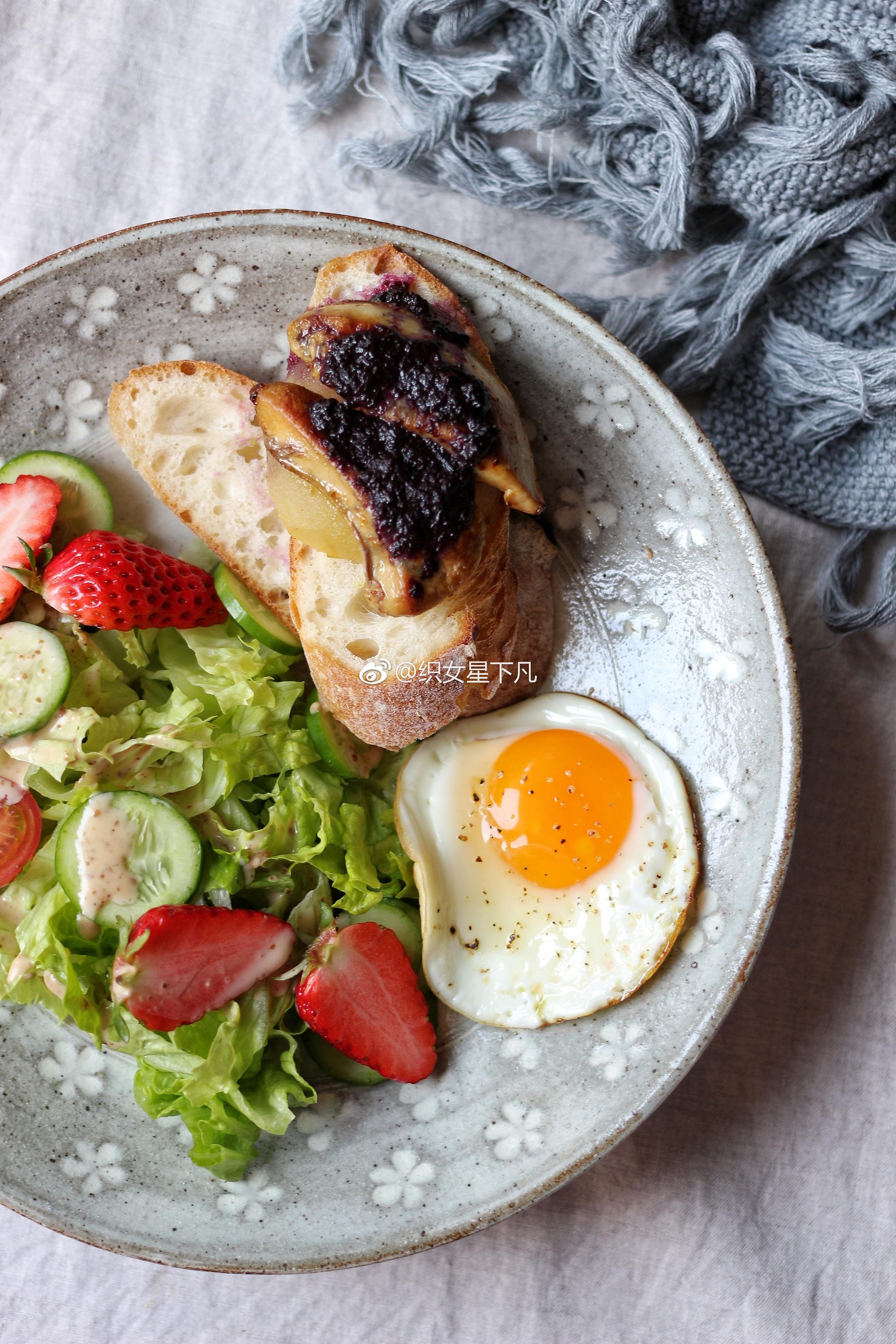 麦香味十足的法棍,搭配蓝莓酱鹅肝是一种完美.