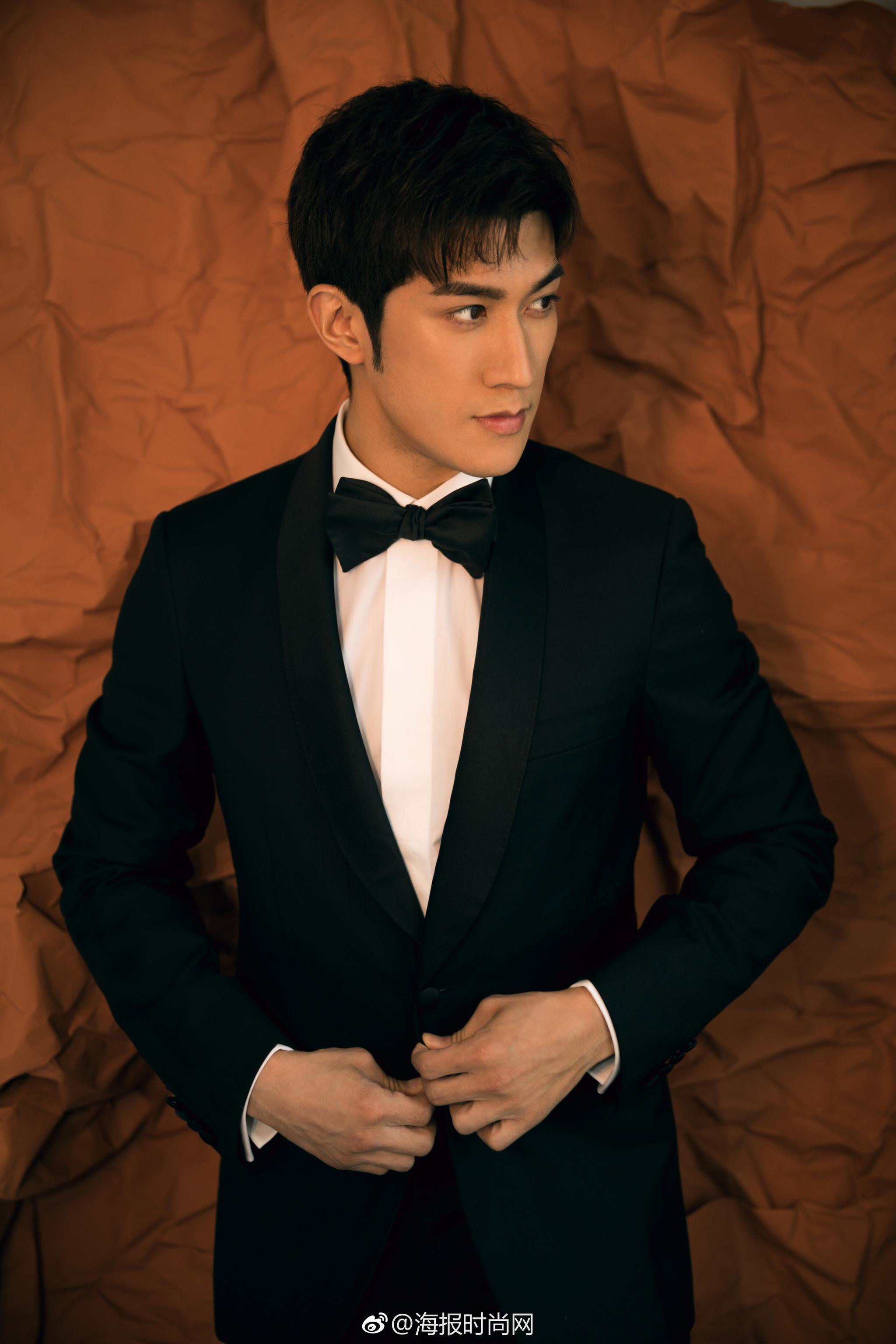 李治廷 作为青年演员受邀出席本届开幕式,身着brioni黑色暗格西装