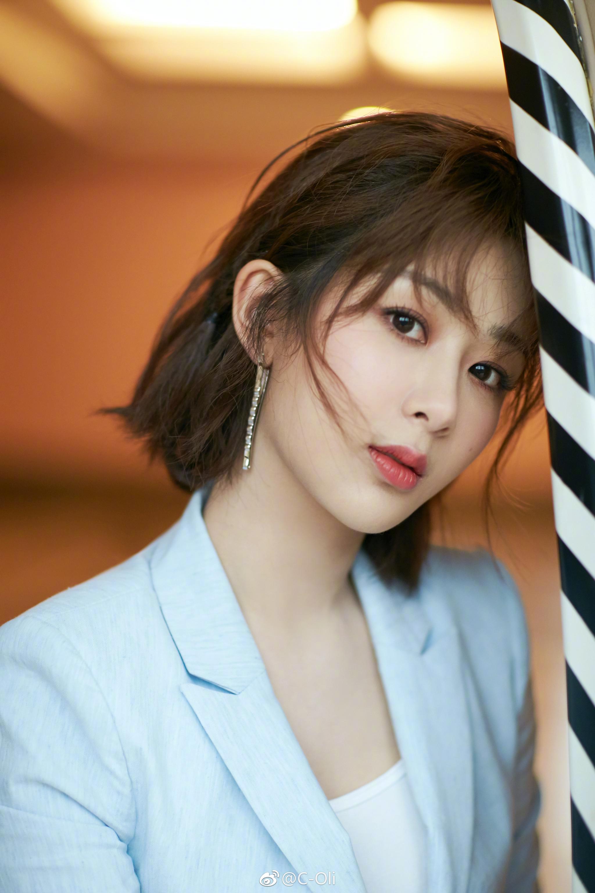 杨紫一身蓝色西服套装搭配白色高跟鞋亮相某品牌活动,眼神澄澈