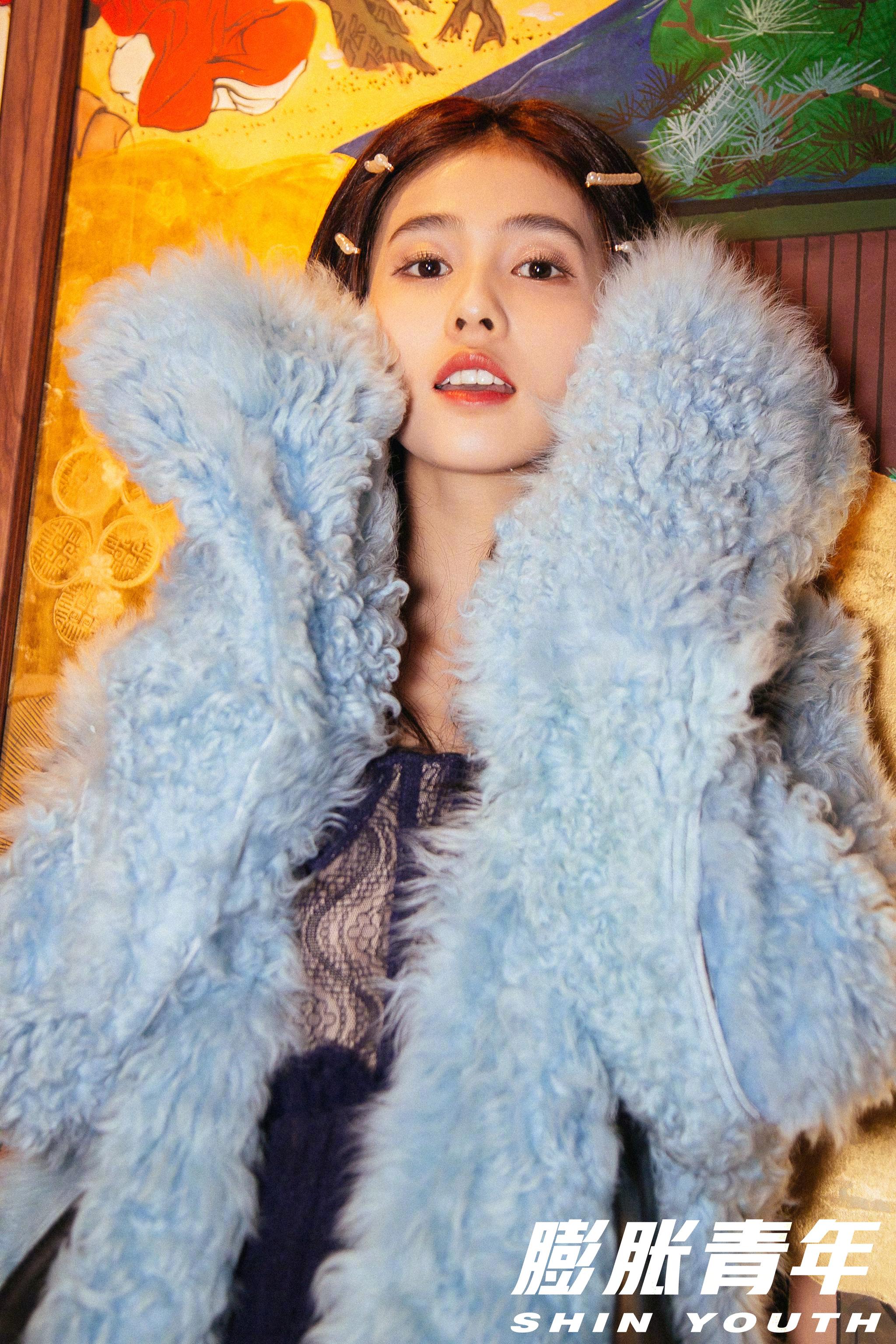 一改热播剧《招摇》中的古装造型,重返90年代,演绎少女的复古潮流~|招