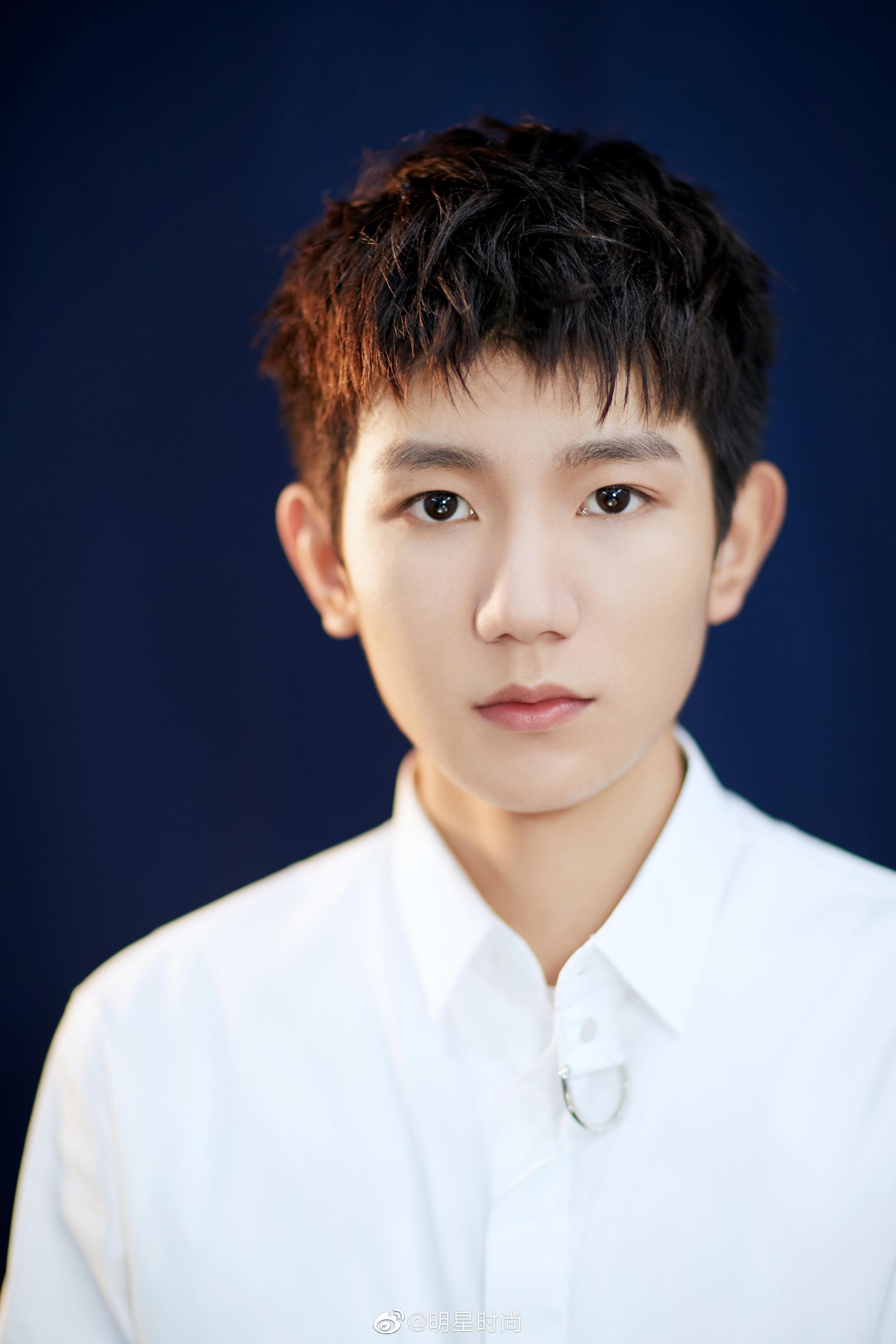 黑白搭的王源简约率性