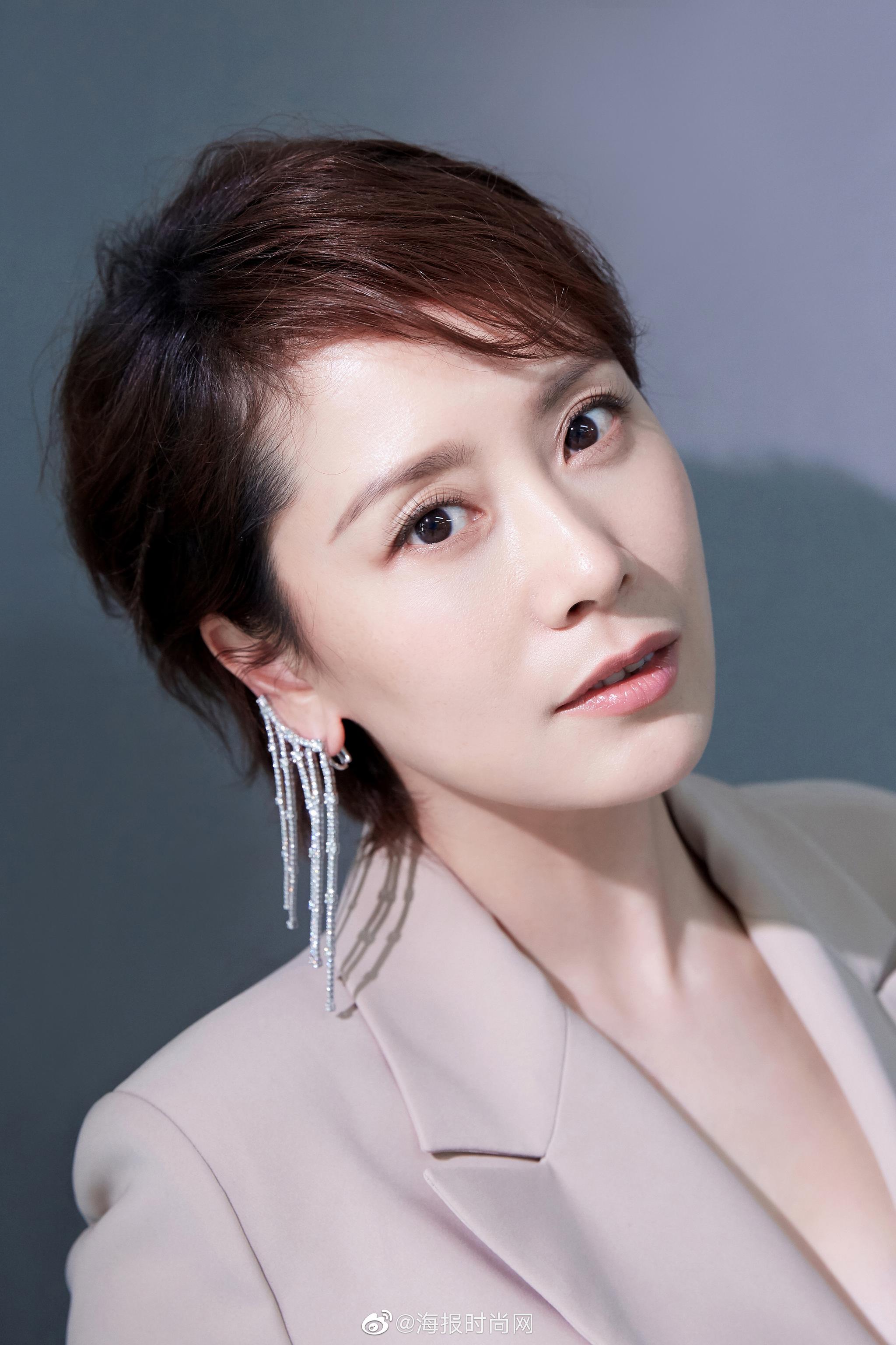 海清 亮相活动,奶茶色连体衣造型别致吸睛