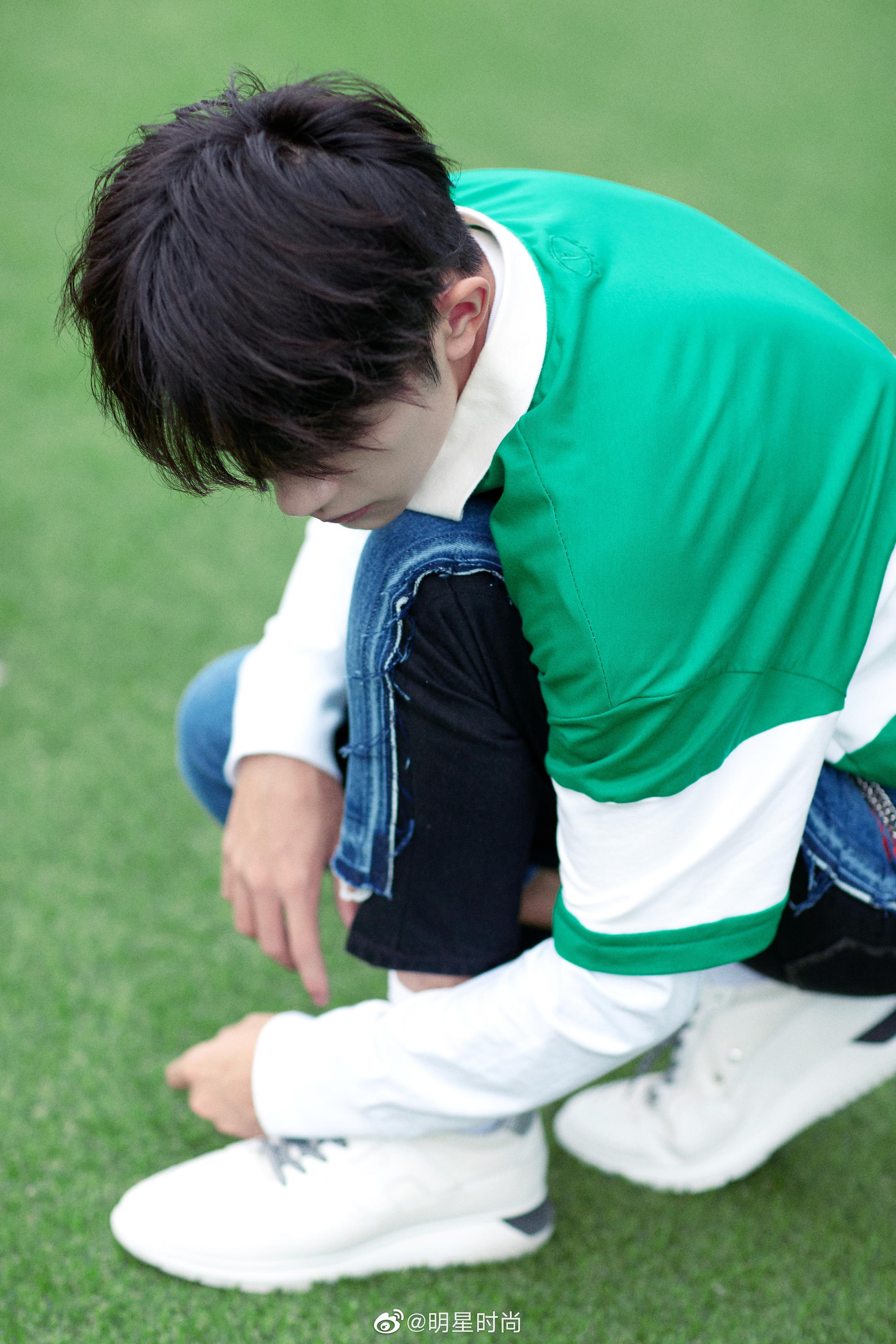 今日份的易烊千玺,绿白条纹衫, 牛仔裤,运动鞋, 少年青春