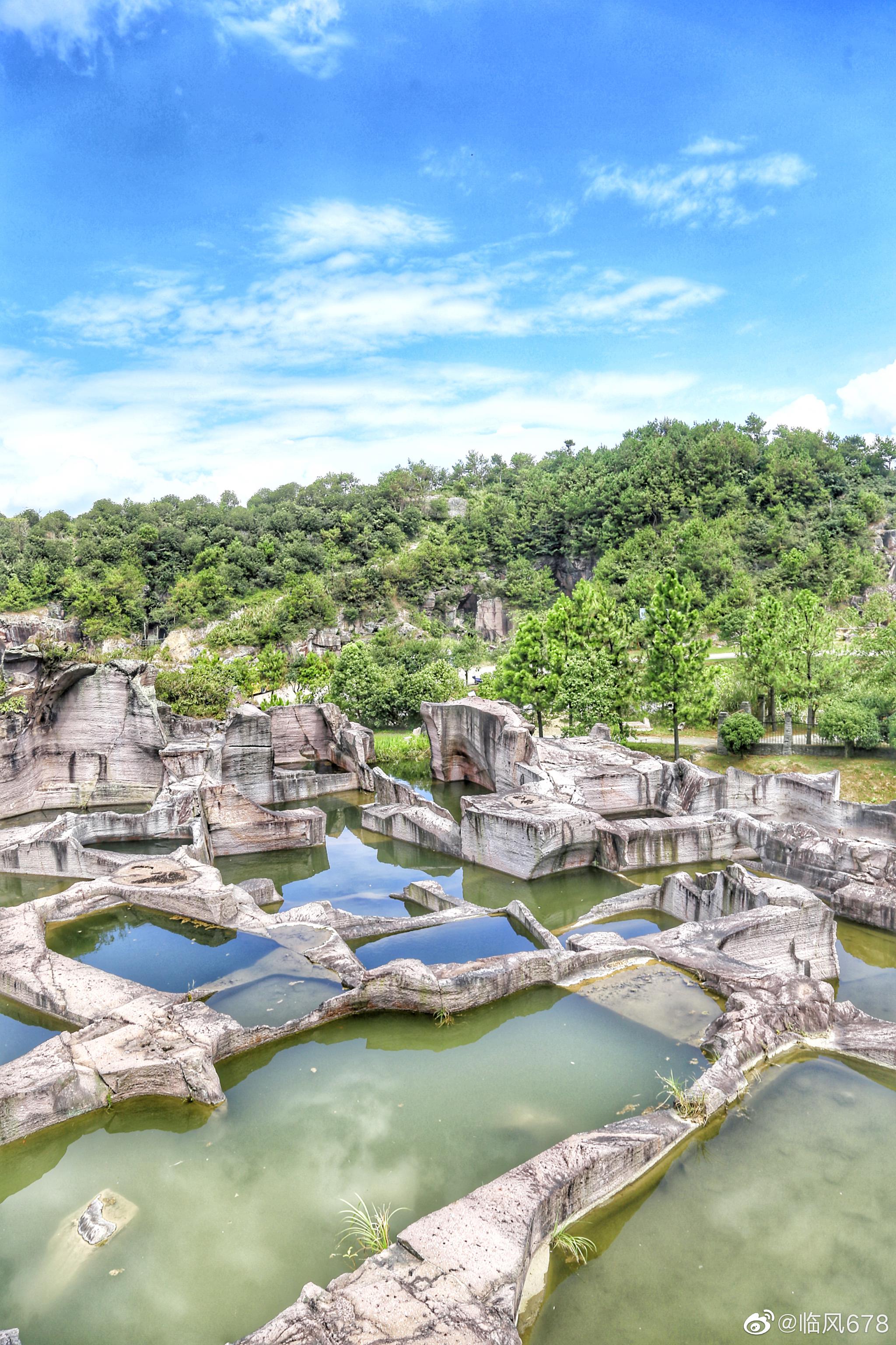 三门蛇蟠岛旅游景区由海盗村,野人洞和滑泥乐园组成