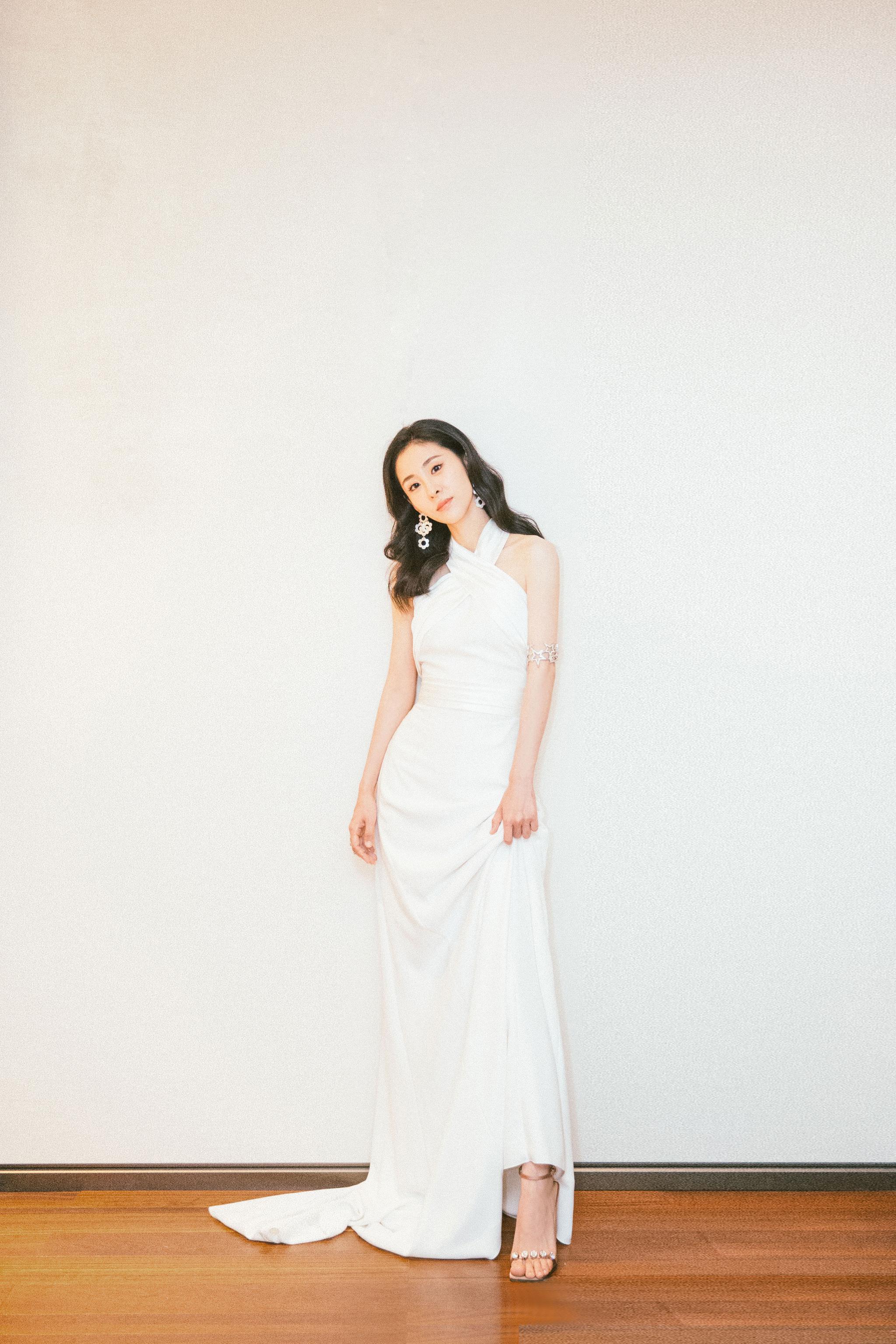 张碧晨一袭白裙娴静温婉顾盼生姿