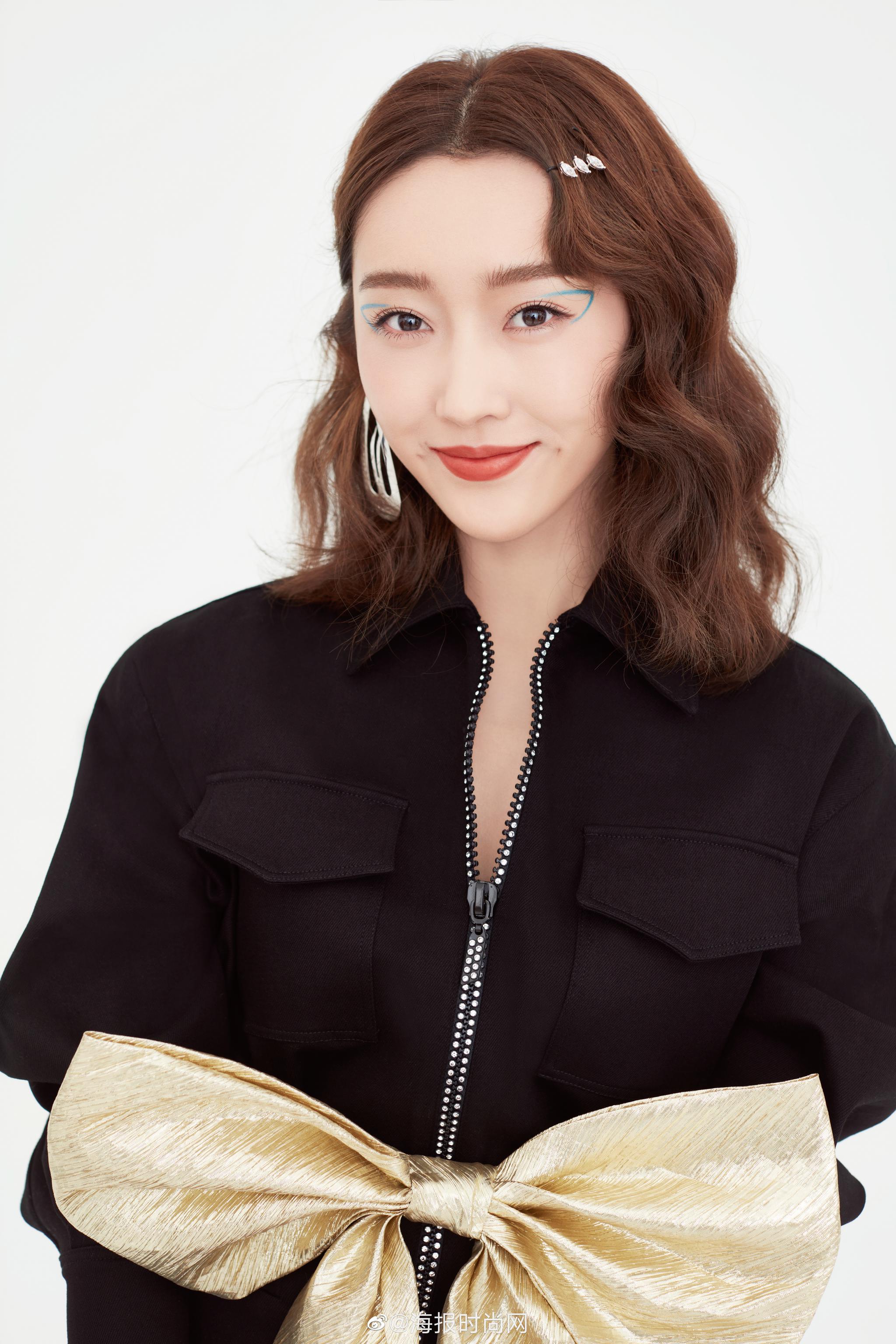 又甜又a的xjj宣璐了解一下别致的猫眼妆搭配巨型发卡耳坠