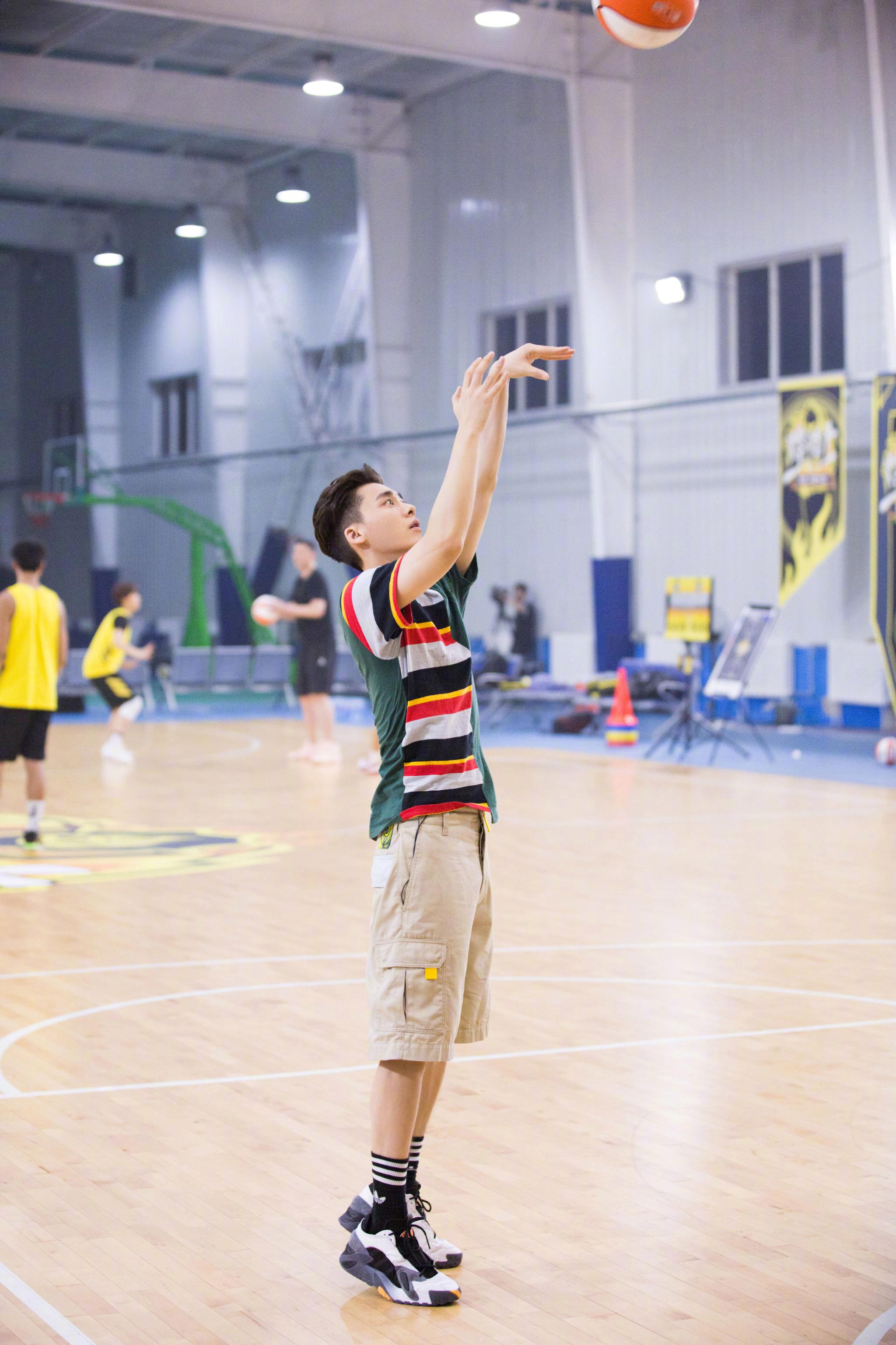 李易峰我要打篮球预告花絮烽骑士队今晚再度出击