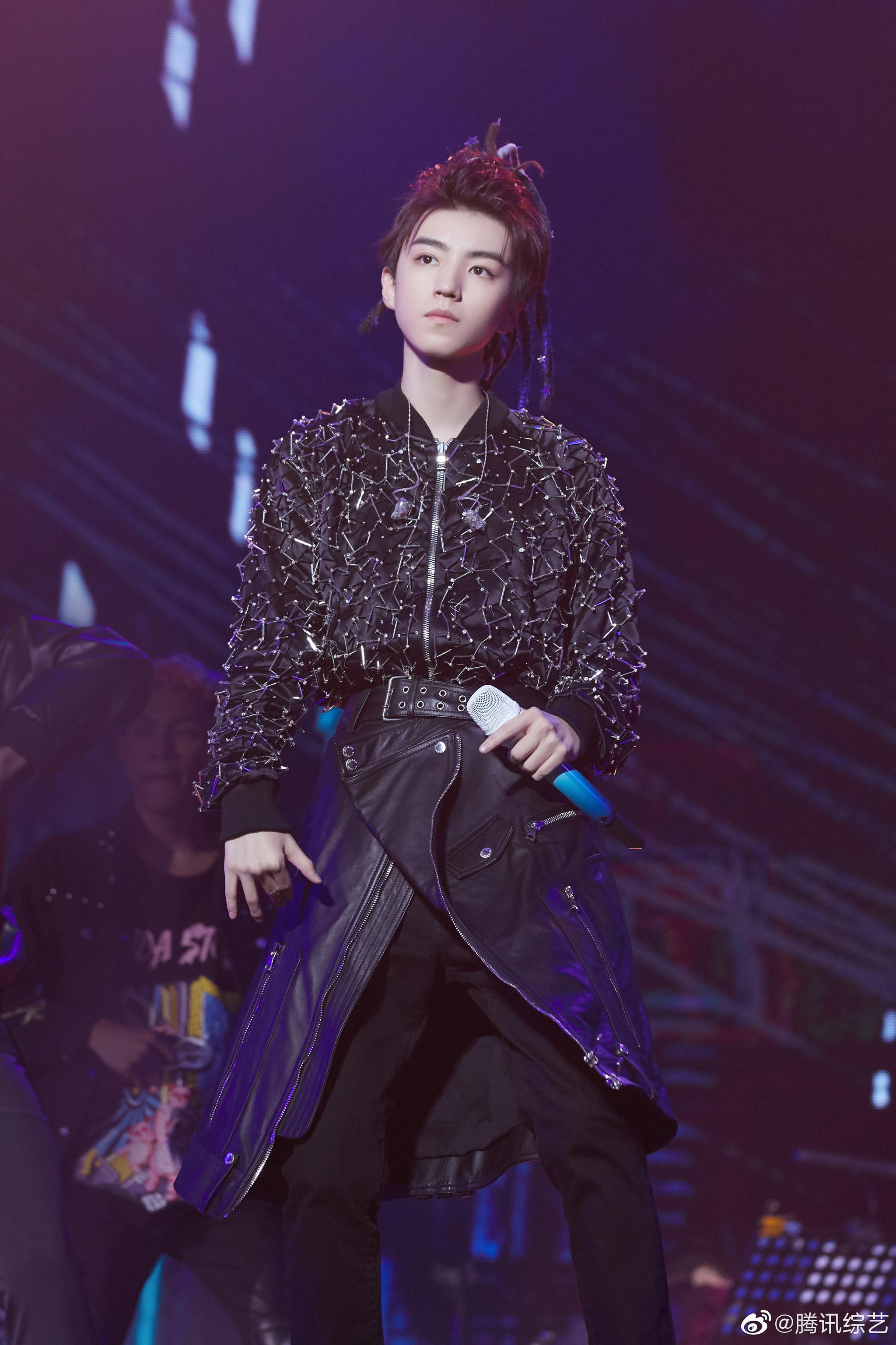 在自己的首场个人演唱会上,王俊凯挑战星空脏辫造型