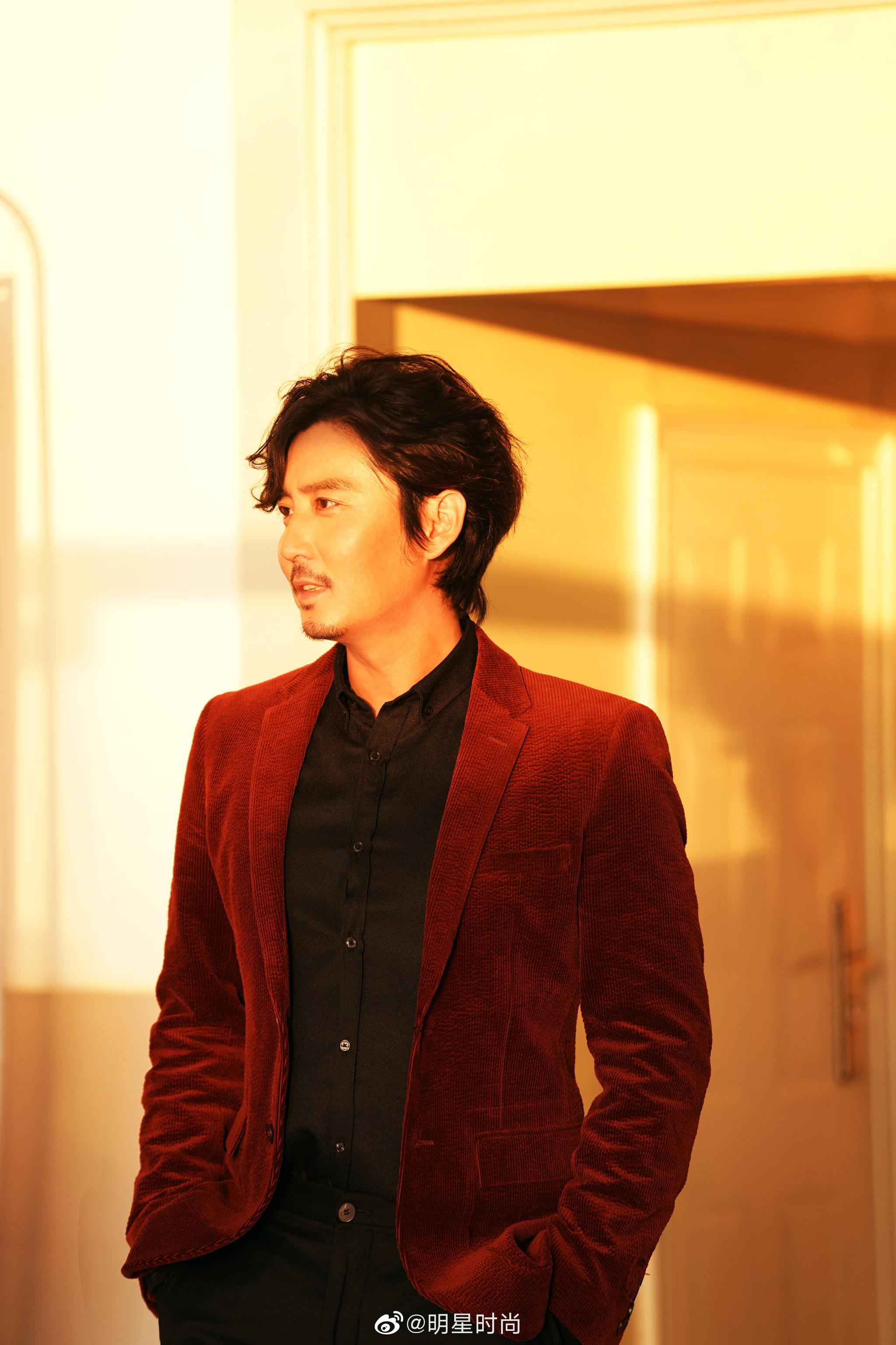 今日演员王泷正亮相活动身穿liujouomo红色西装外套