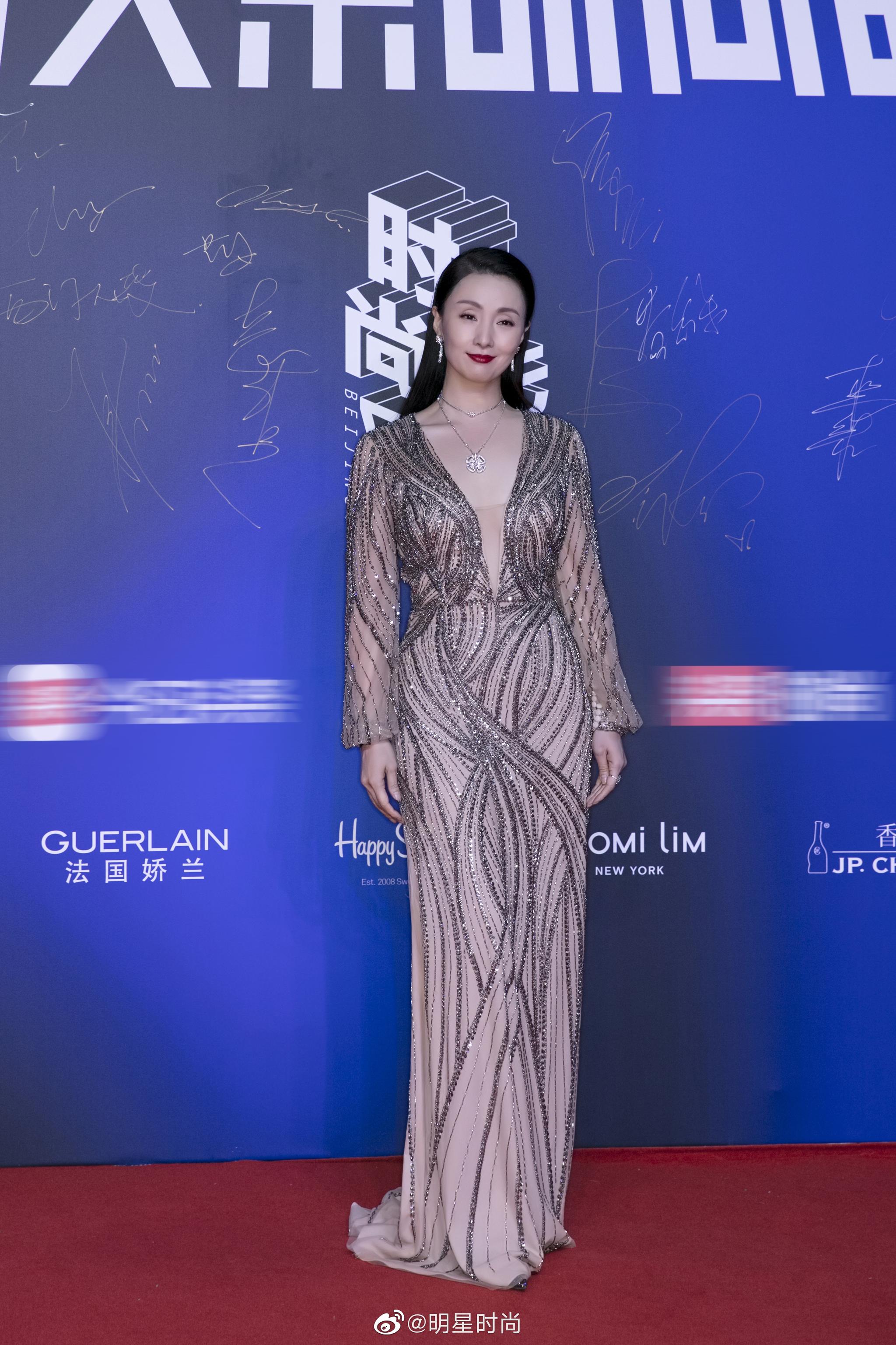 陶虹老师今晚一袭深v透视晚礼服出席盛典,大地色知性妆容倍显温柔