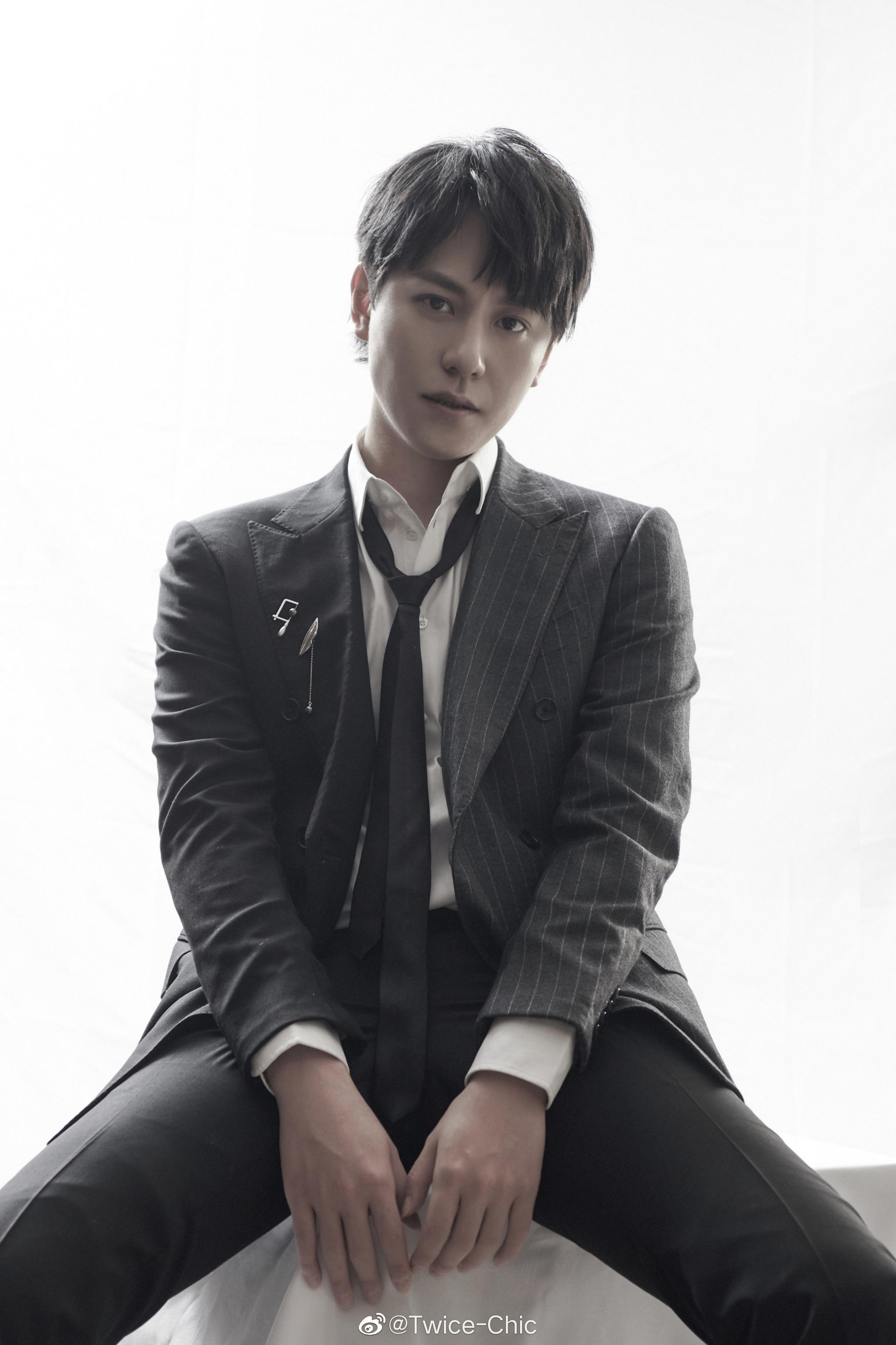 今日秦俊杰身穿拼接面料双排扣西装亮相_高清图集_新浪网