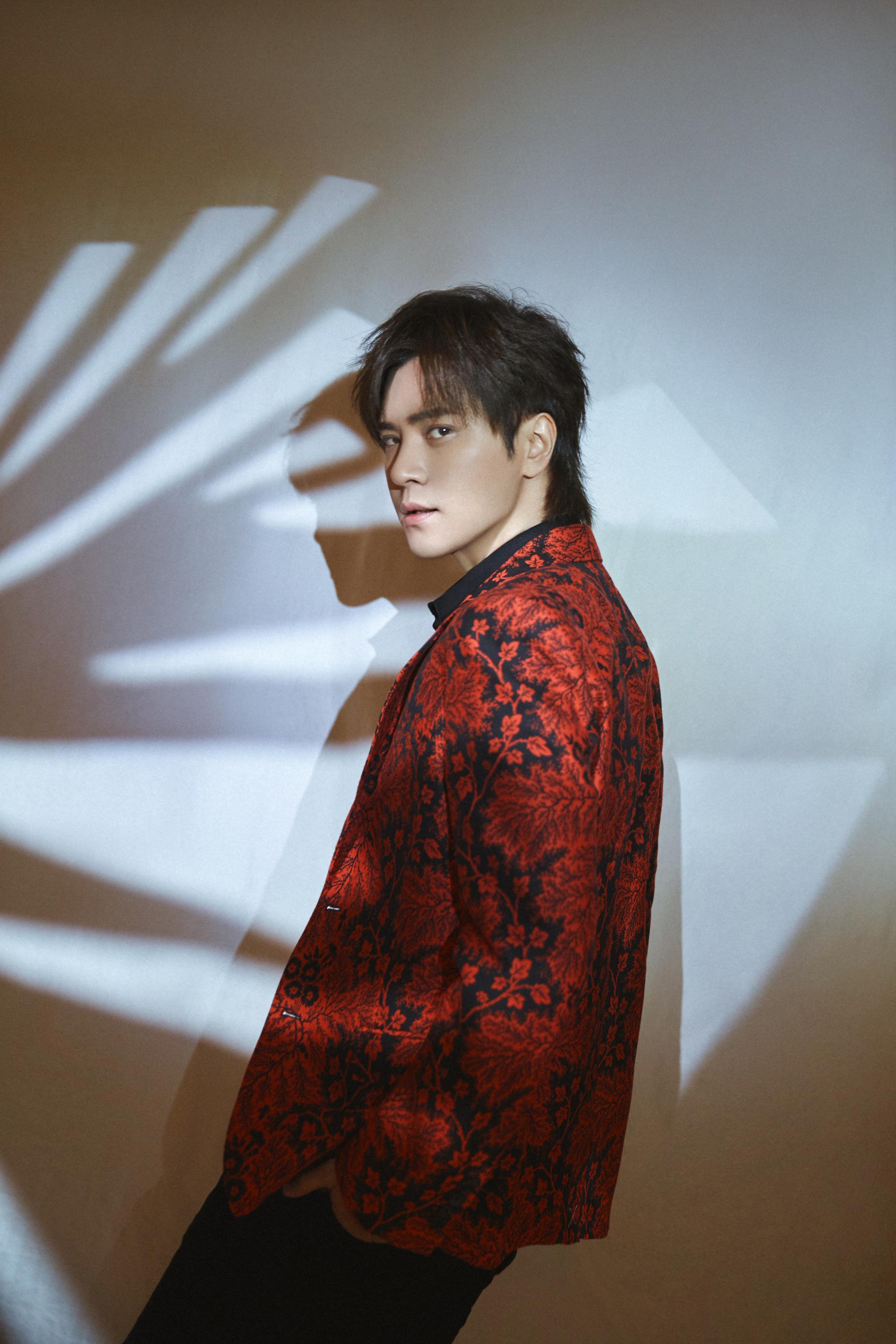 今晚@罗志祥 身着alexander mcqueen红色暗花西服外套