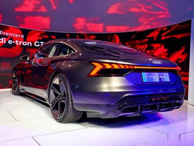 "钢铁侠"试驾奥迪e-tron gt,奥迪表示将会在新复联电影中亮相