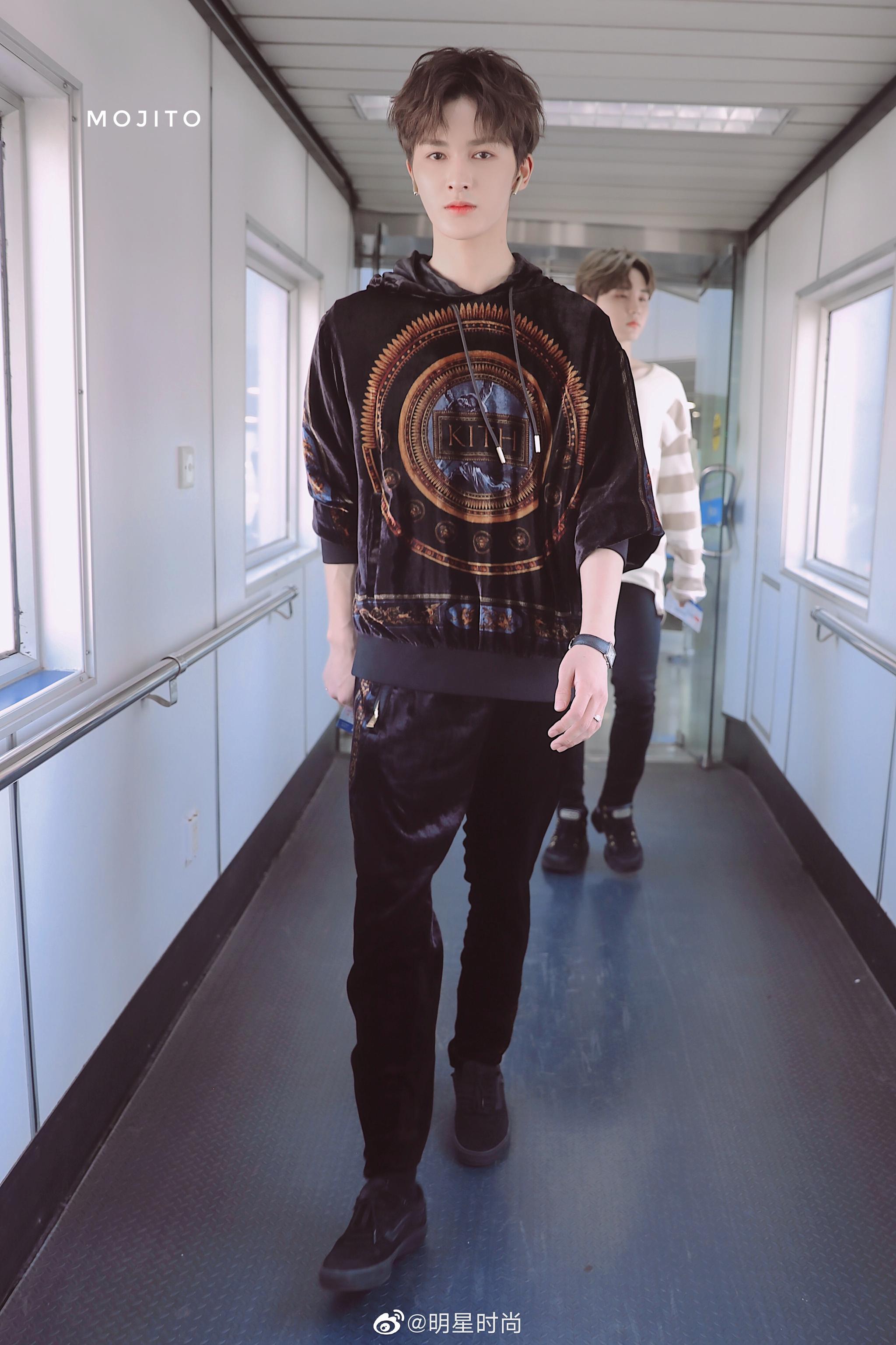 4月30日,朱正廷现身北京机场,一身酷黑超级帅气有型