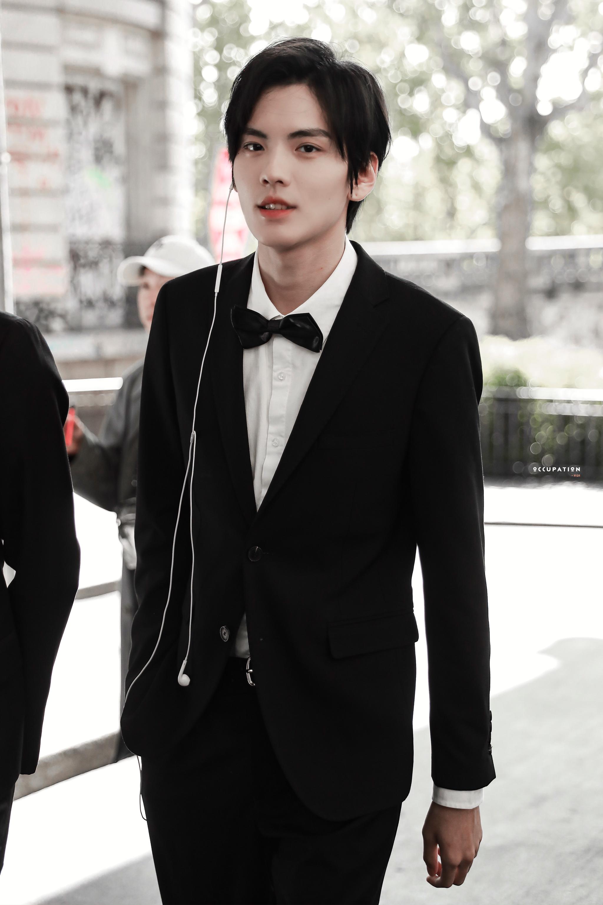 一身黑色西装白衬衫的总裁珺