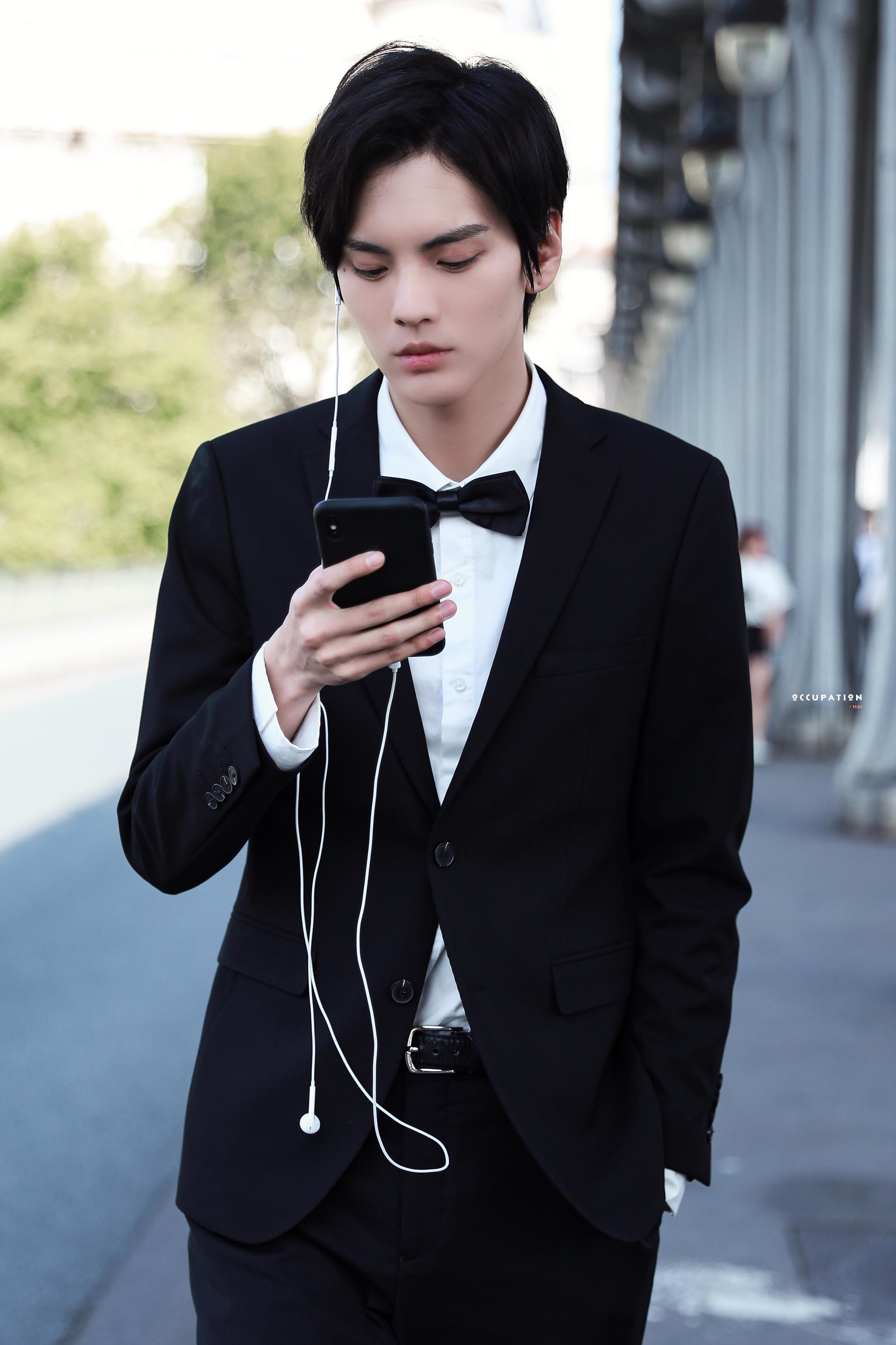 一身黑色西装白衬衫的总裁珺