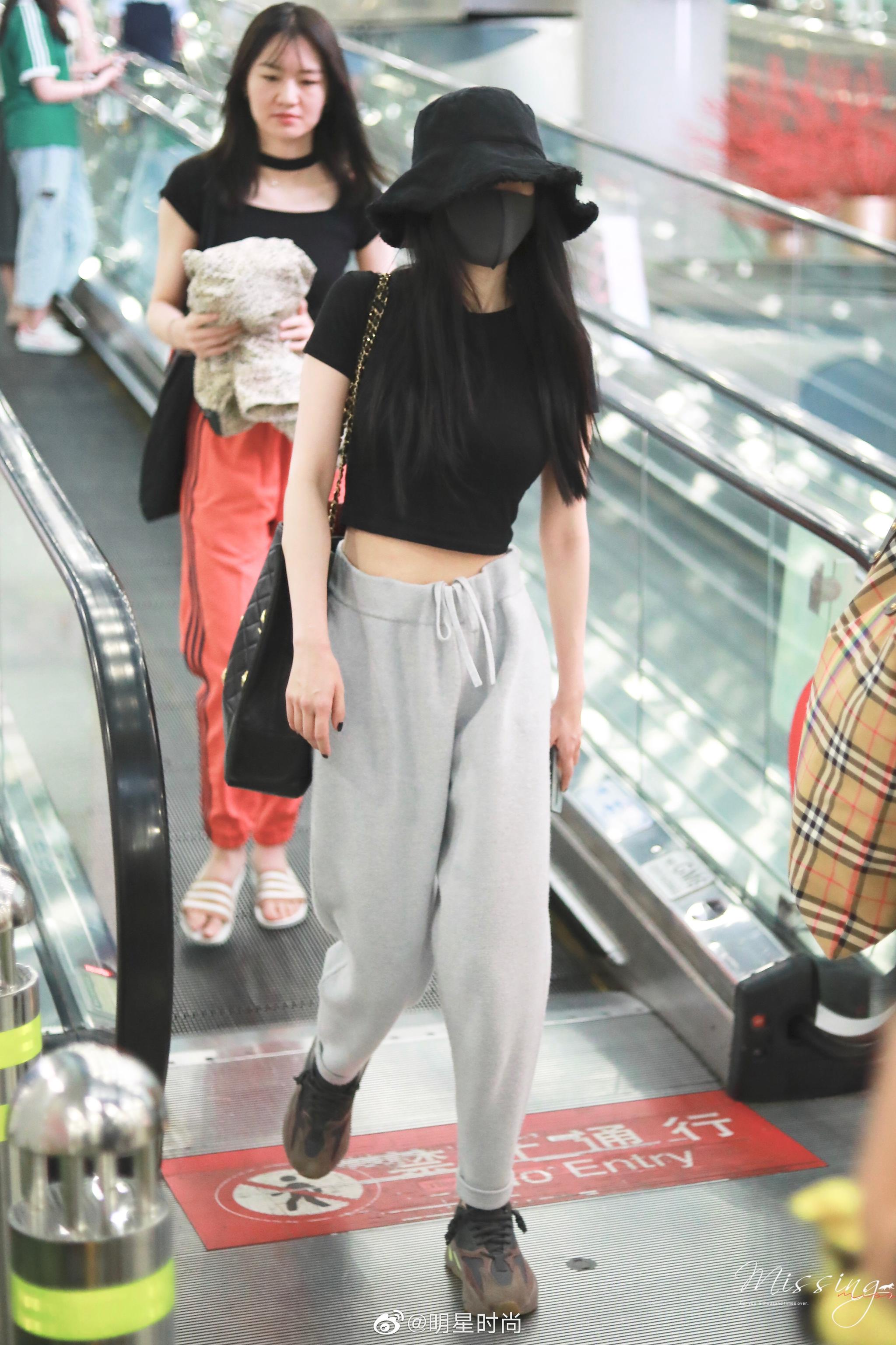 8月28日杨幂现身北京机场黑色上衣搭配灰色运动裤超简约大方