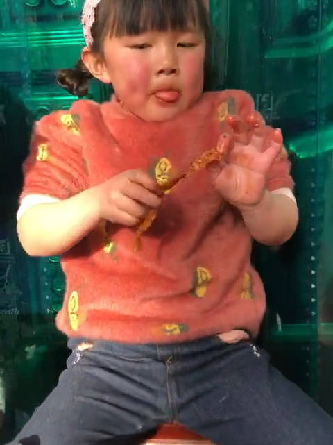 记住这个小女孩吃辣条的视频,等她长大了在她婚礼上循环播放