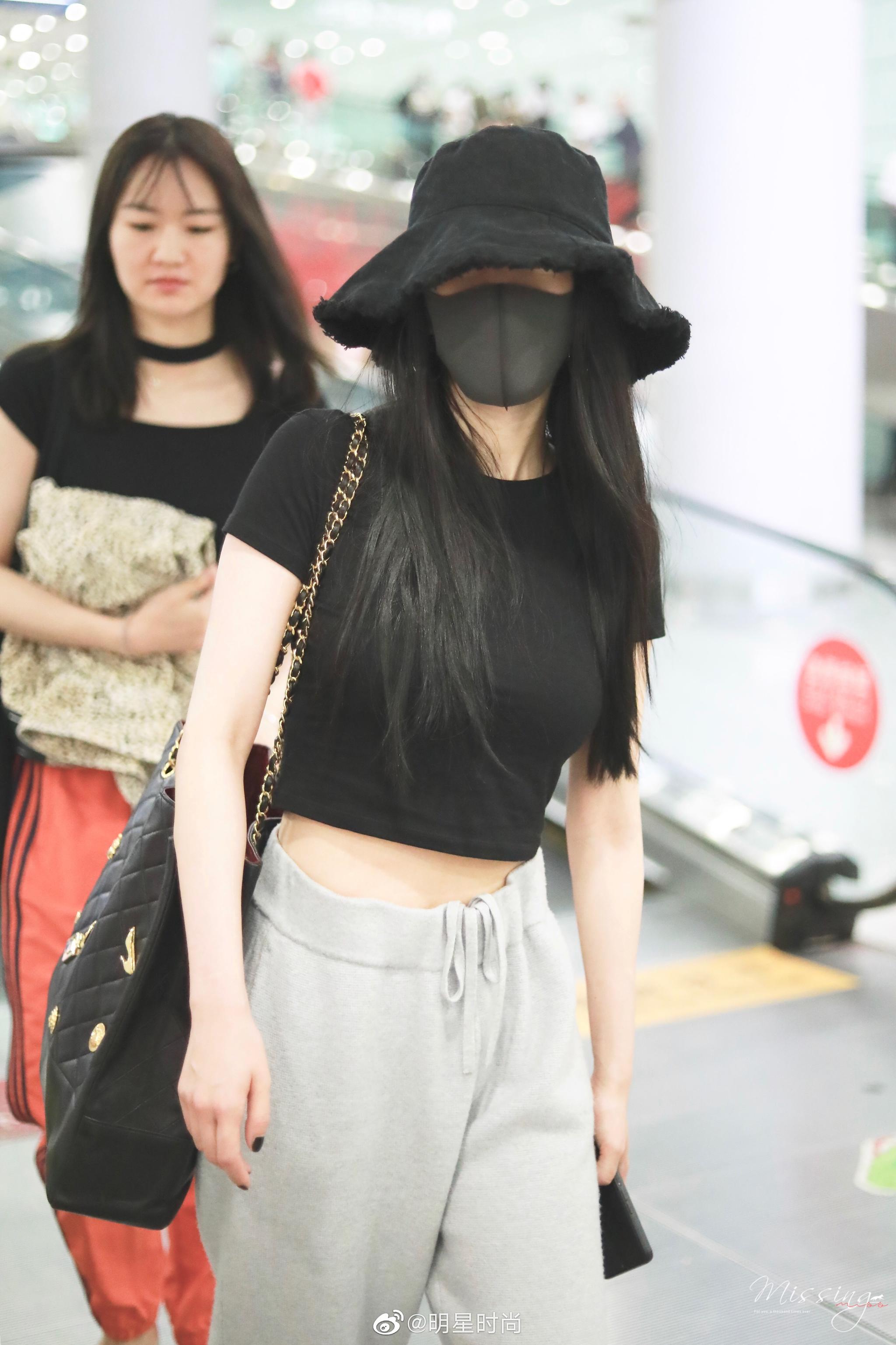 8月28日杨幂现身北京机场黑色上衣搭配灰色运动裤超简约大方