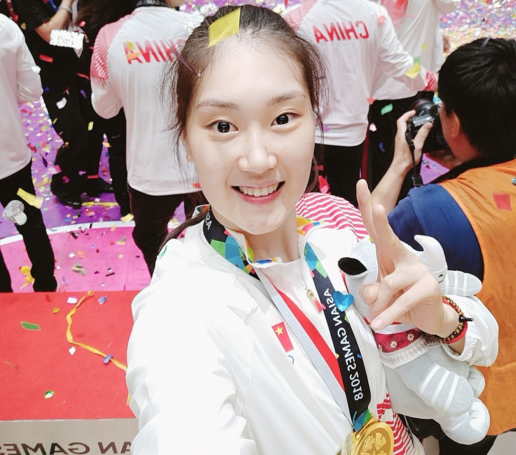 孙梦然晒全家福妈妈高贵有气质爸爸看着憨厚大白长得超像妈