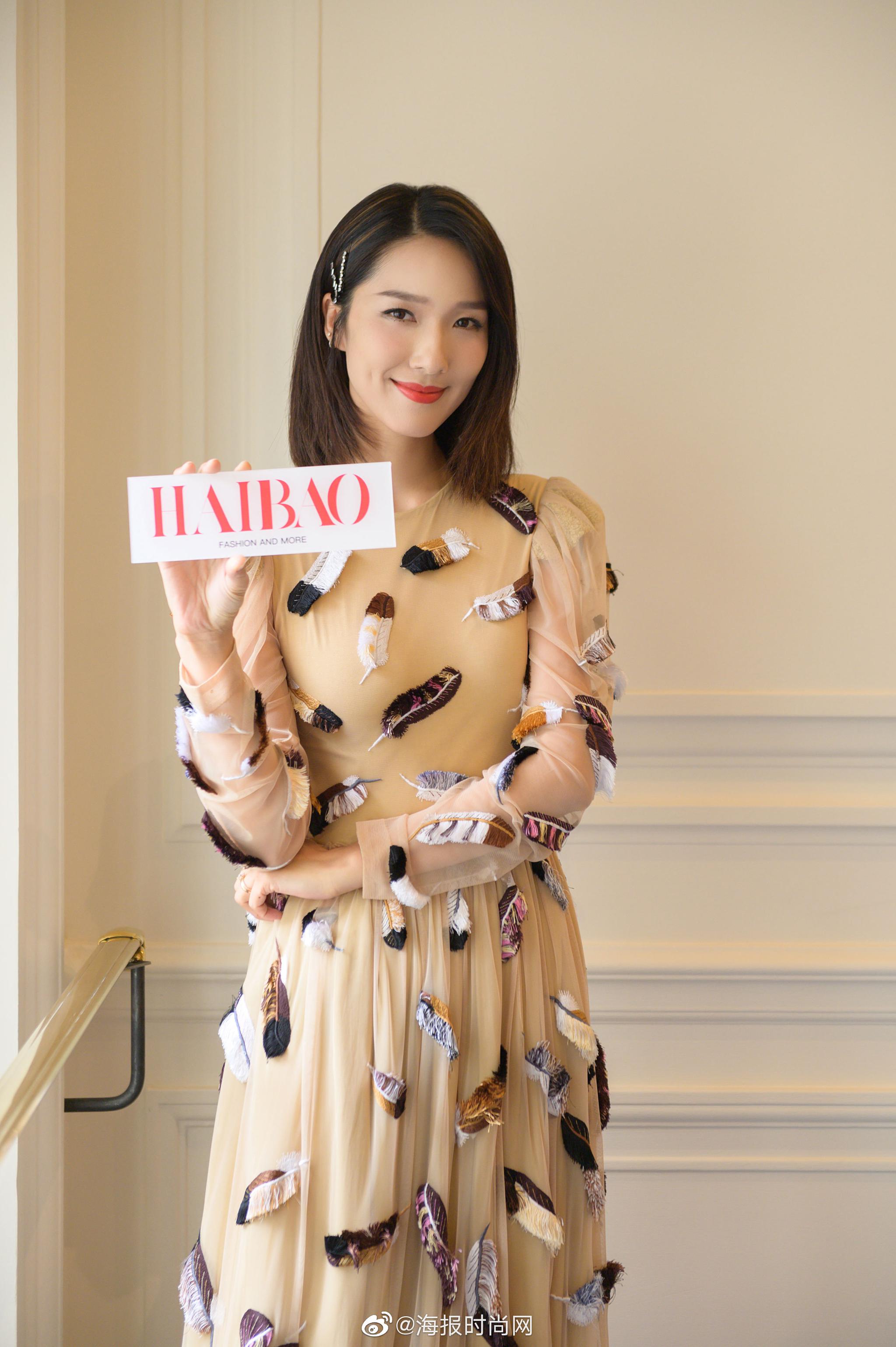 李亚男ll 亮相巴黎时装周manish arora秀场,一身暖色长裙