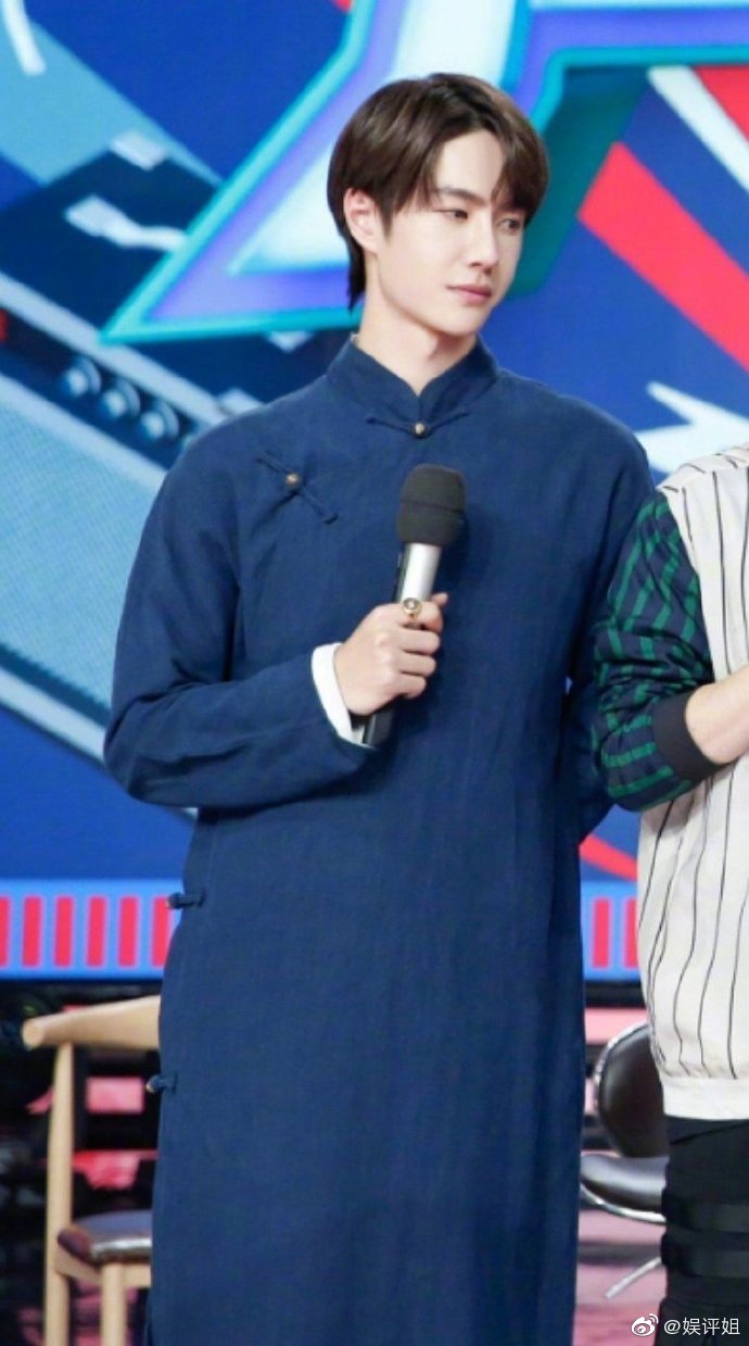 来看看下一期天天向上中,王一博穿上长袍说相声的造型