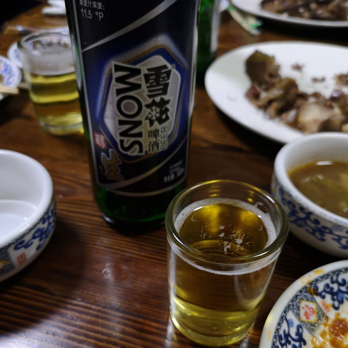 呀,粉丝聚会,吃狗肉,啊,不对,是香肉.还有老雪花啤酒