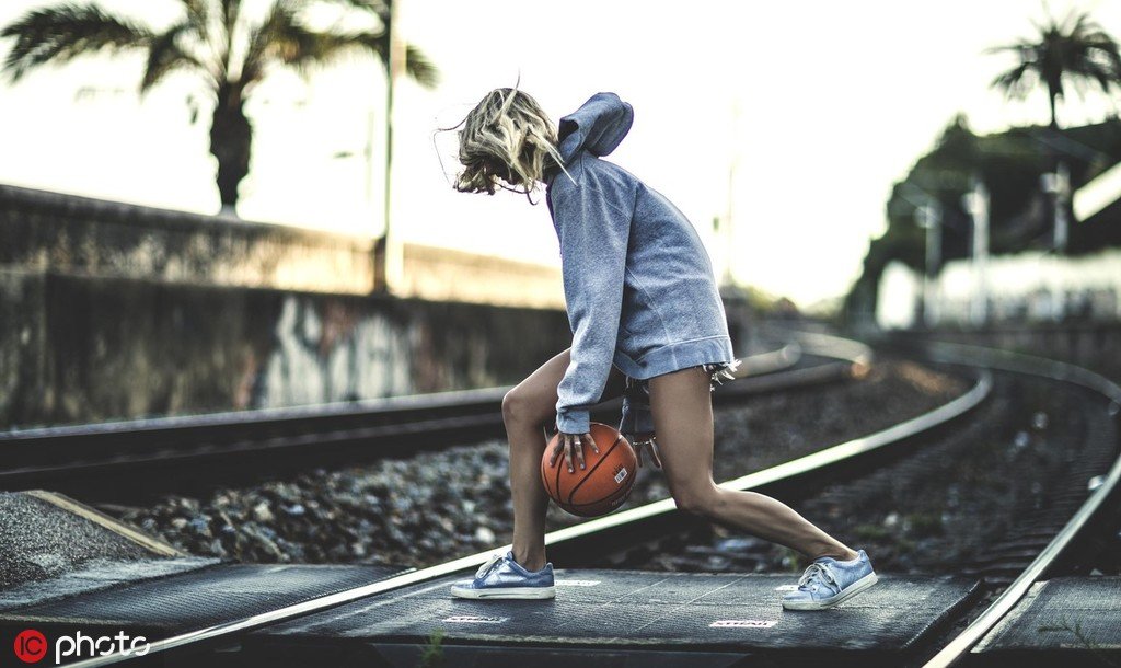 美女拍摄复古格调篮球写真身着短裤性感迷人