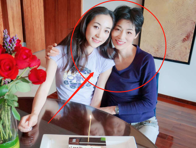韩雪妈妈到底是啥"神仙"颜值?才能生出,这么好看的女儿