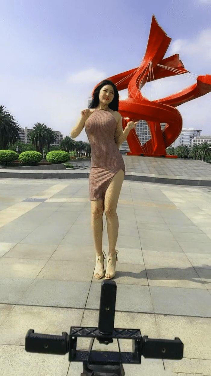 妹子明明才19岁,这啤酒肚也太明显了吧?