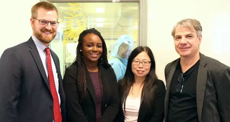 邱香果(右二)和同事