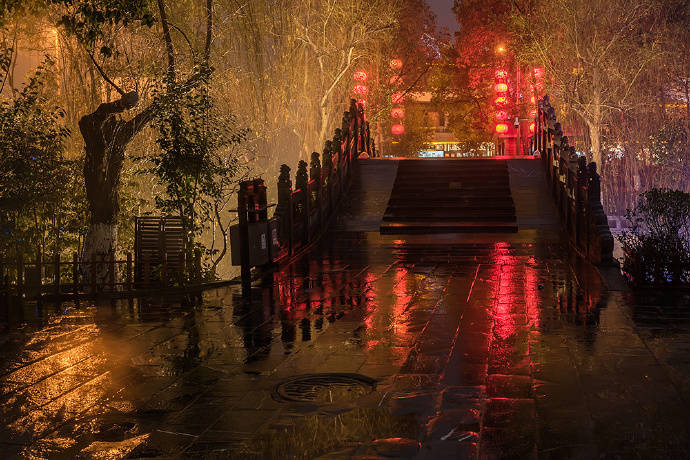 回廊一寸相思地,落月成孤倚.背灯和月就花阴,已是十年踪迹十年心